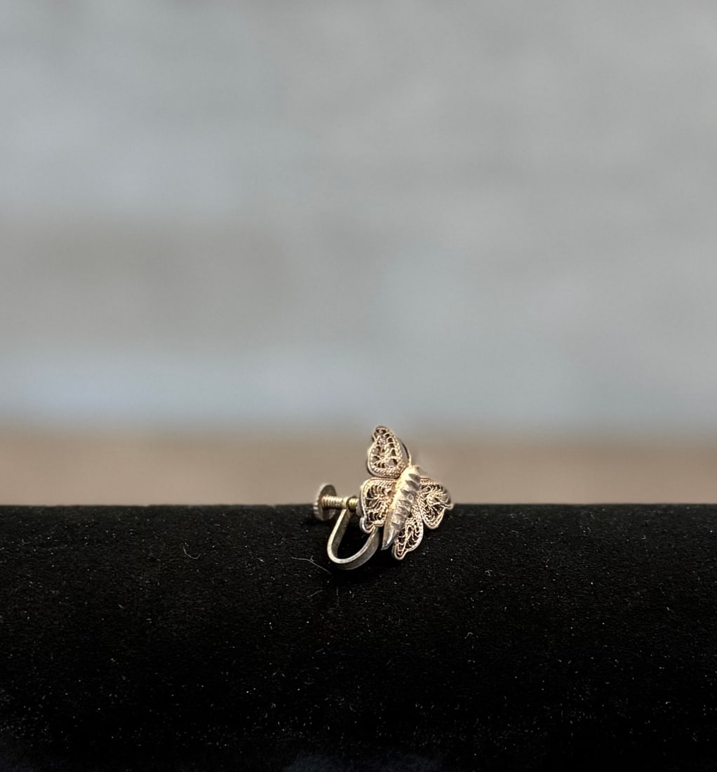 Vintage Sterling Silver Filigree Butterfly Screw Back Earrings – Delicate Openwork Design: A charming pair of vintage sterling silver butterfly earrings, crafted in an elegant openwork filigree design. The butterfly wings feature fine lace-like detailing, giving the piece a light, airy,