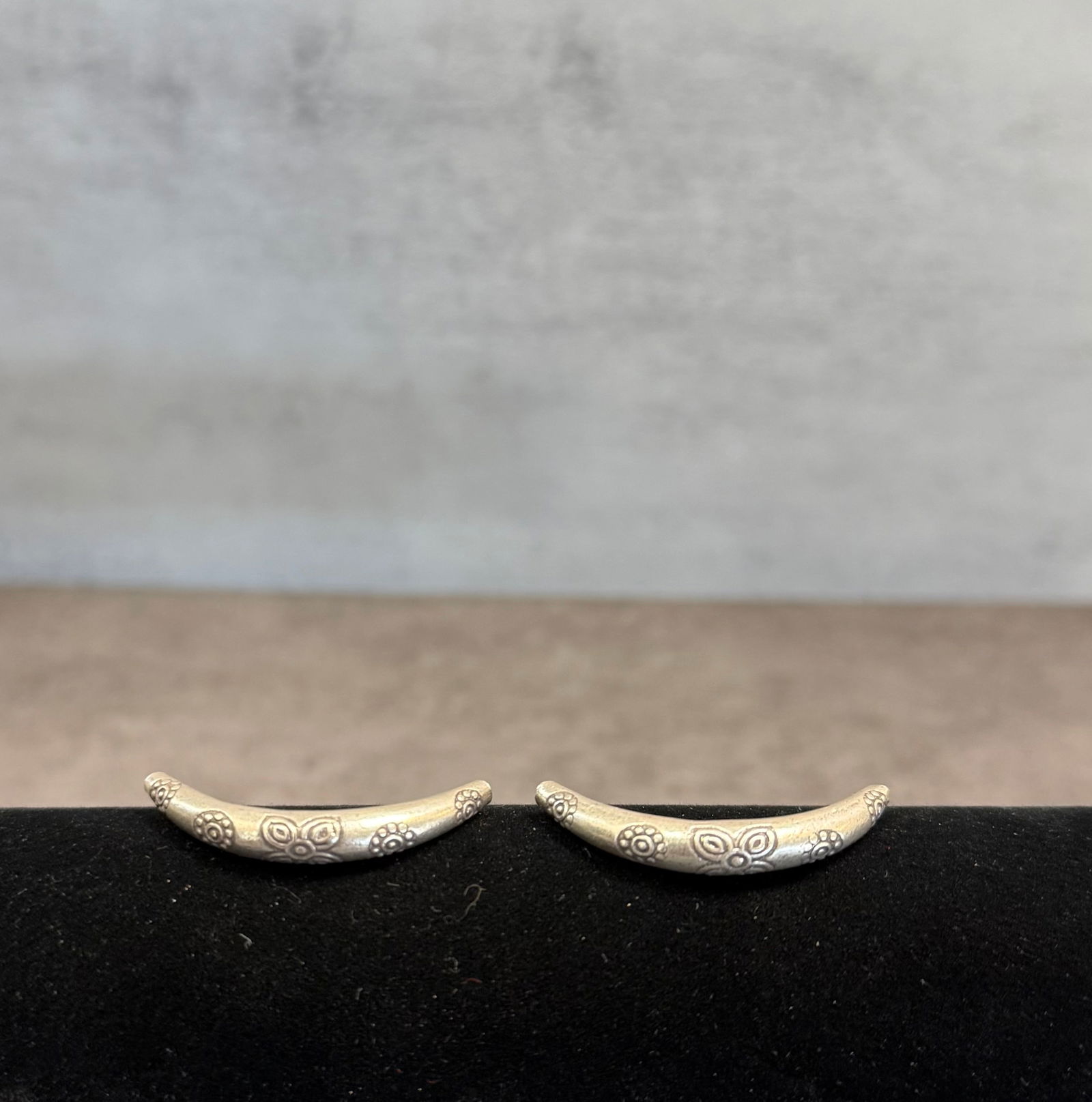 Vintage Sterling Silver Curved Tube Beads – Floral Engraved Spacer Components (Pair): A pair of vintage sterling silver curved tube beads, finely decorated with engraved floral motifs along the surface.These gently arched tubular components are crafted in solid sterling silver,