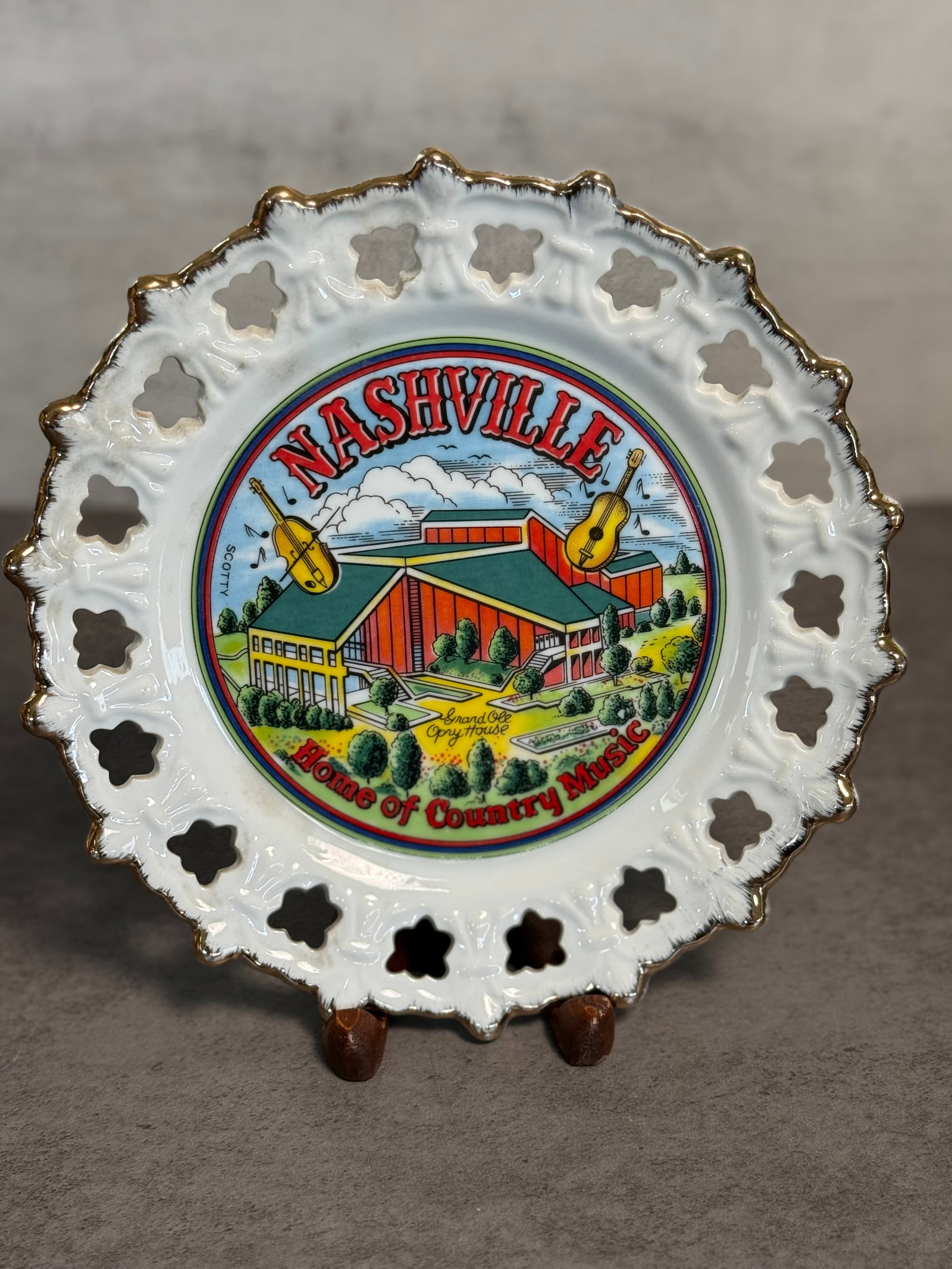 ECLECTIC GROUP OF TEN DECORATIVE SOUVENIR PORCELAIN PLATES - 10