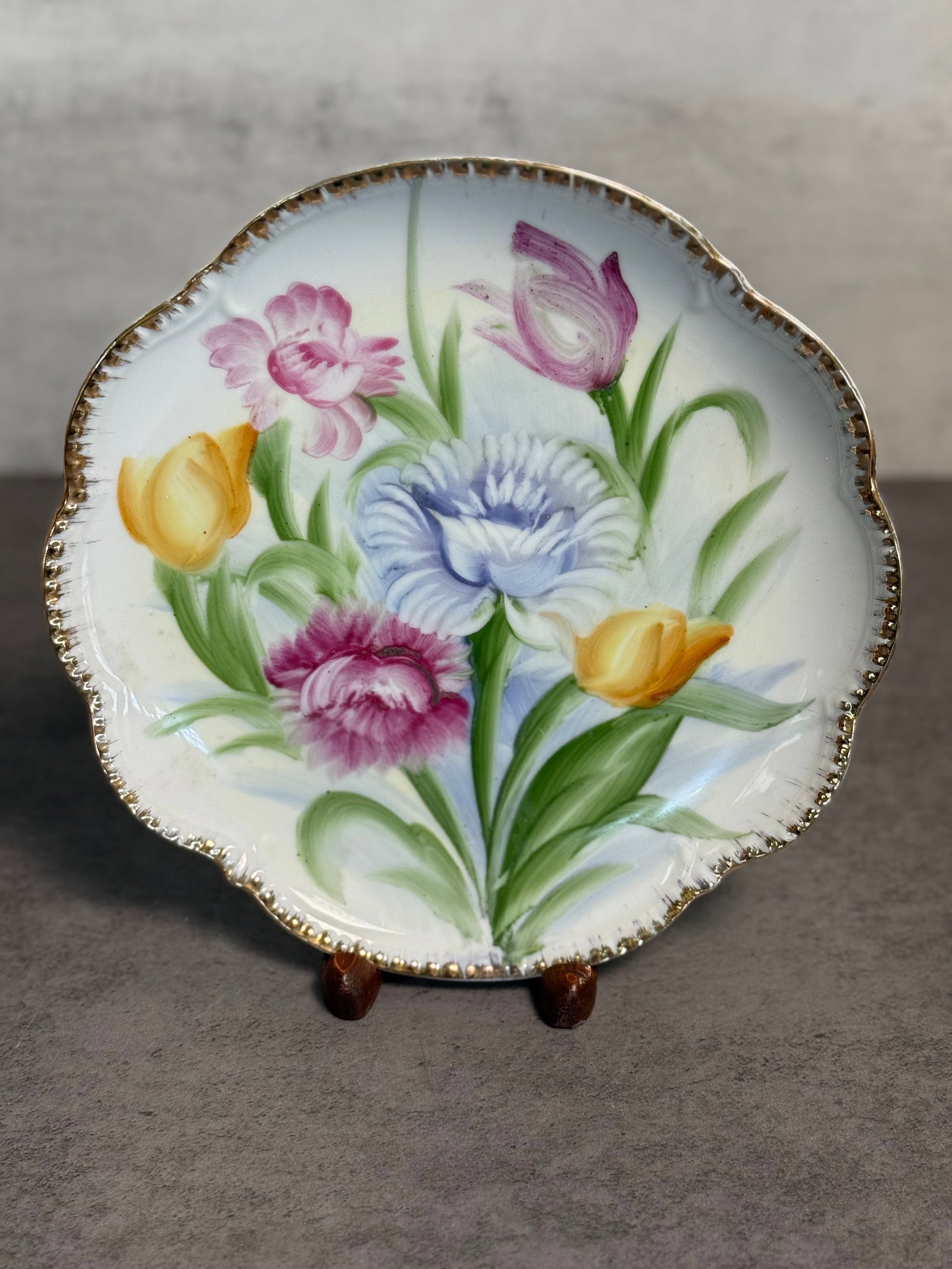 ECLECTIC GROUP OF TEN DECORATIVE SOUVENIR PORCELAIN PLATES - 3