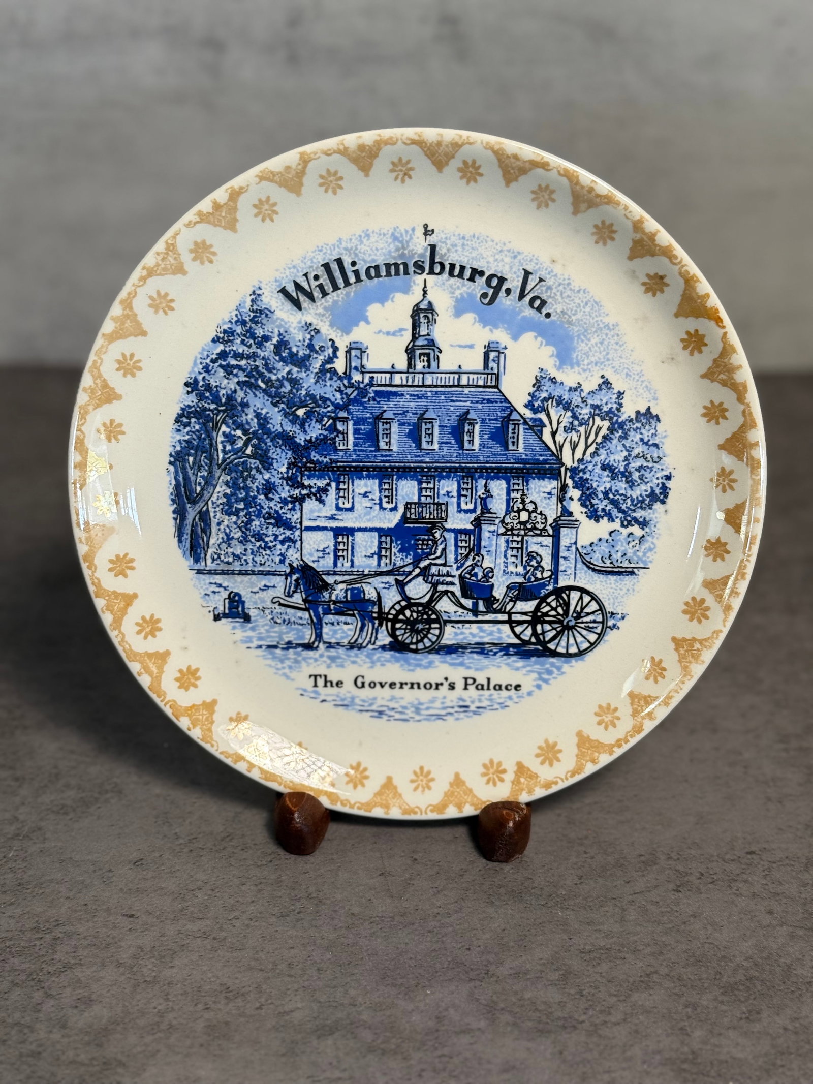 ECLECTIC GROUP OF TEN DECORATIVE SOUVENIR PORCELAIN PLATES - 6