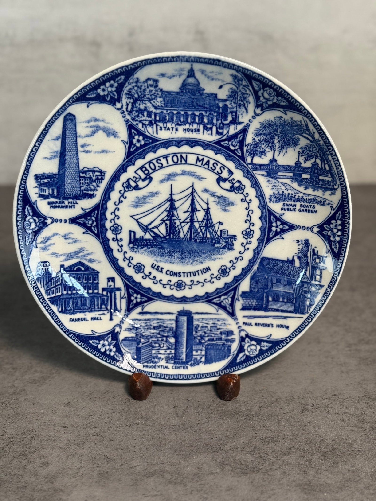 ECLECTIC GROUP OF TEN DECORATIVE SOUVENIR PORCELAIN PLATES - 7