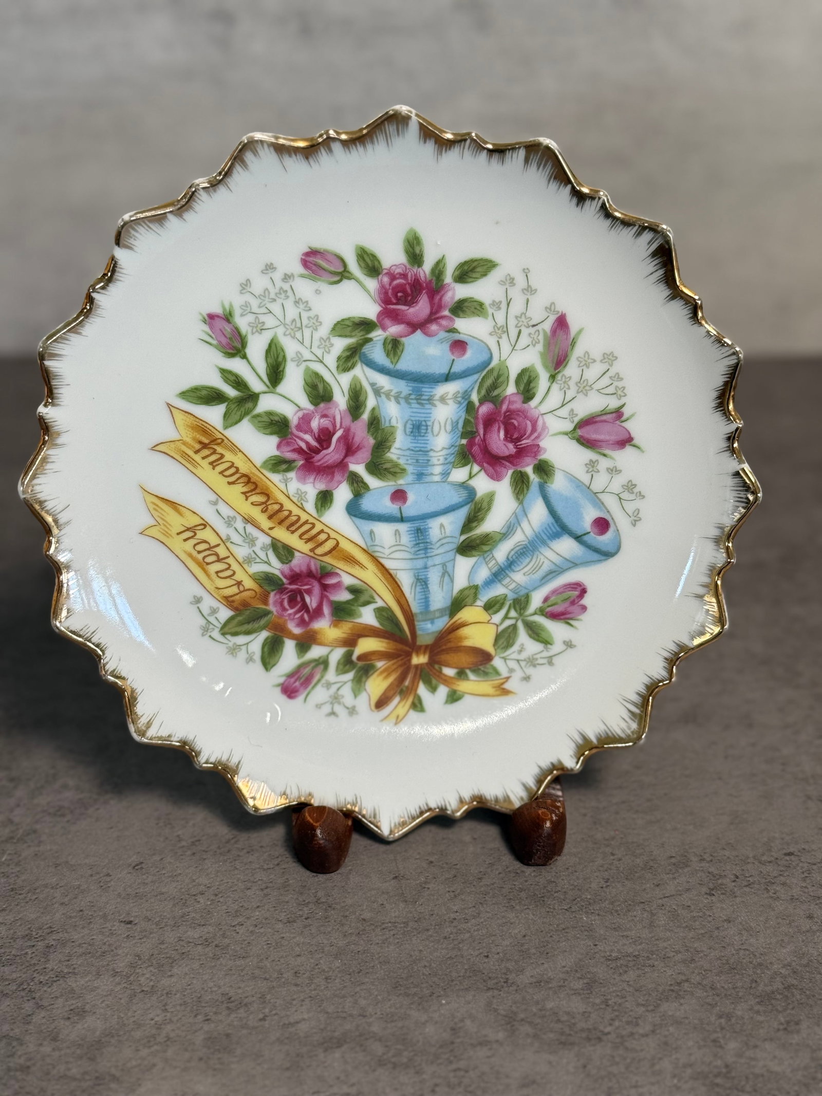 ECLECTIC GROUP OF TEN DECORATIVE SOUVENIR PORCELAIN PLATES - 8