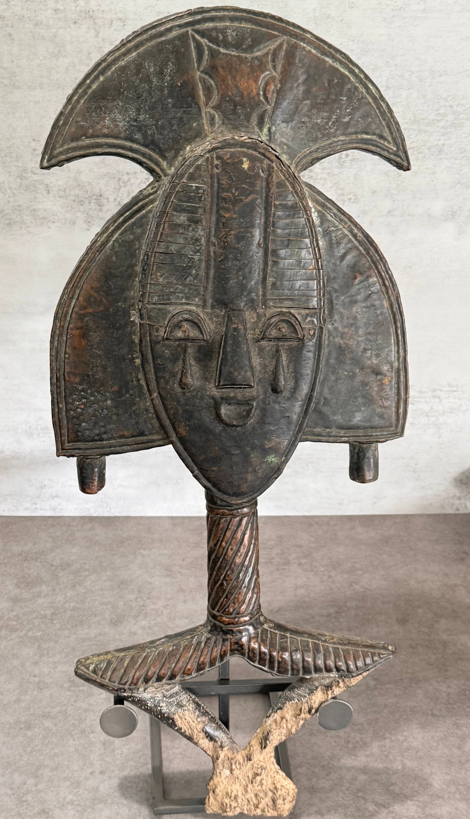 African Kota Bakota Mbulu Ngulu Reliquary Figure: Carved African reliquary figure in the form of a Kota Bakota mbulu ngulu from Gabon, Central Africa. Featuring a stylized elongated face with geometric form and mounted crest, the figure is