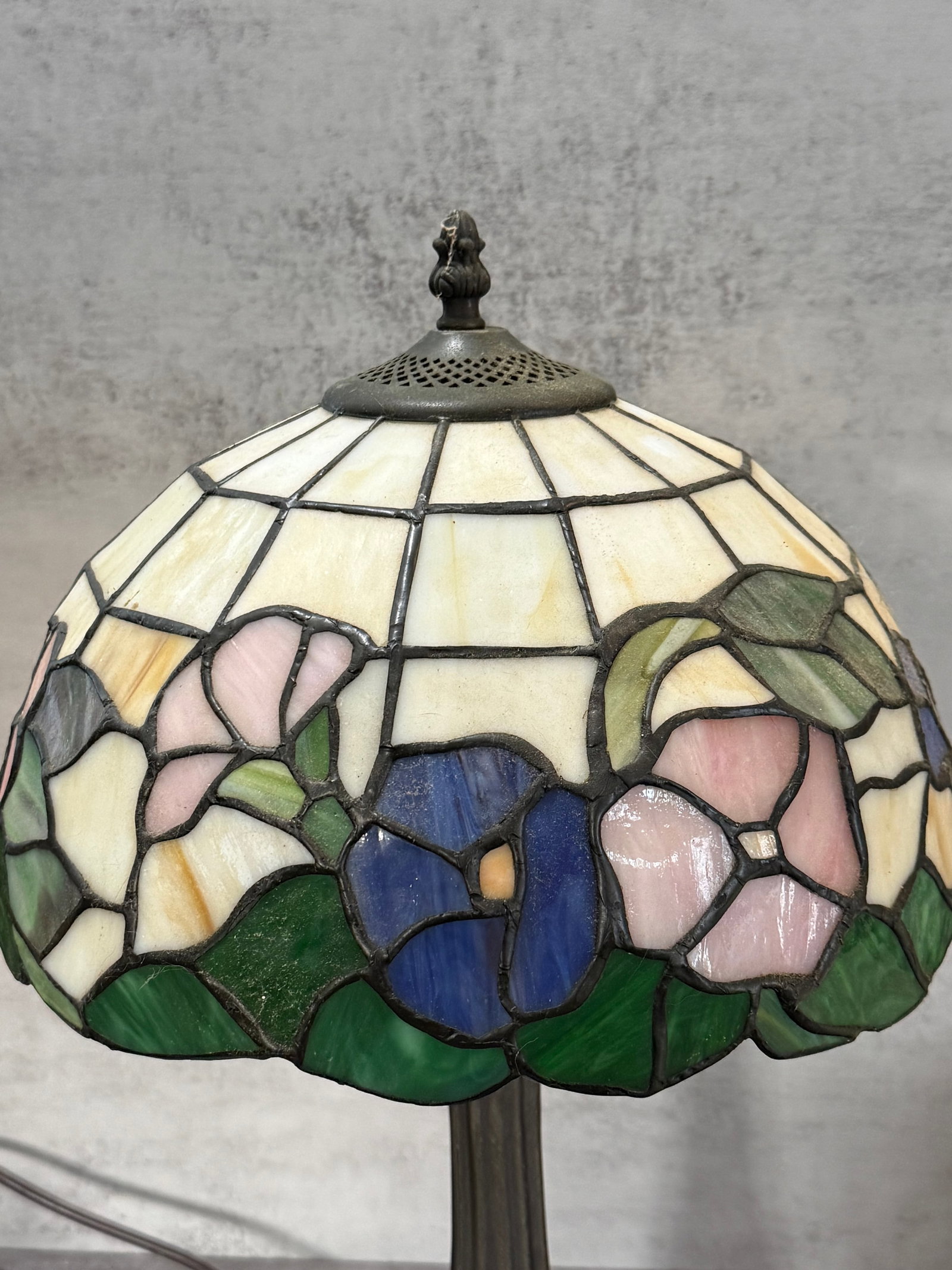 Vintage Tiffany Style Floral Leaded Glass Table Lamp - 2