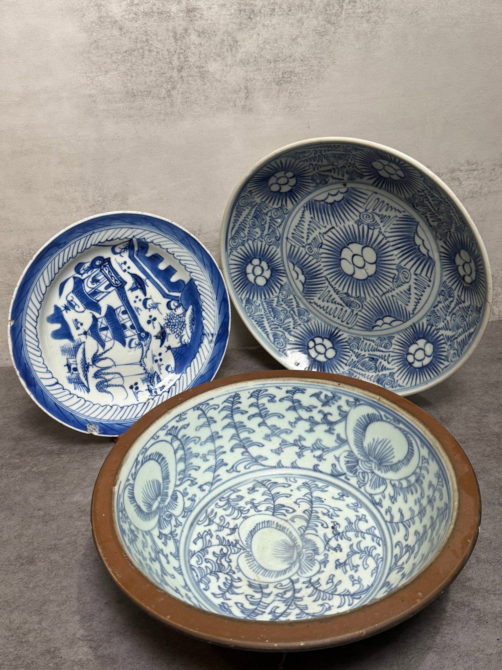 GROUP OF BLUE AND WHITE PORCELAIN BOWLS & PLATES - 2