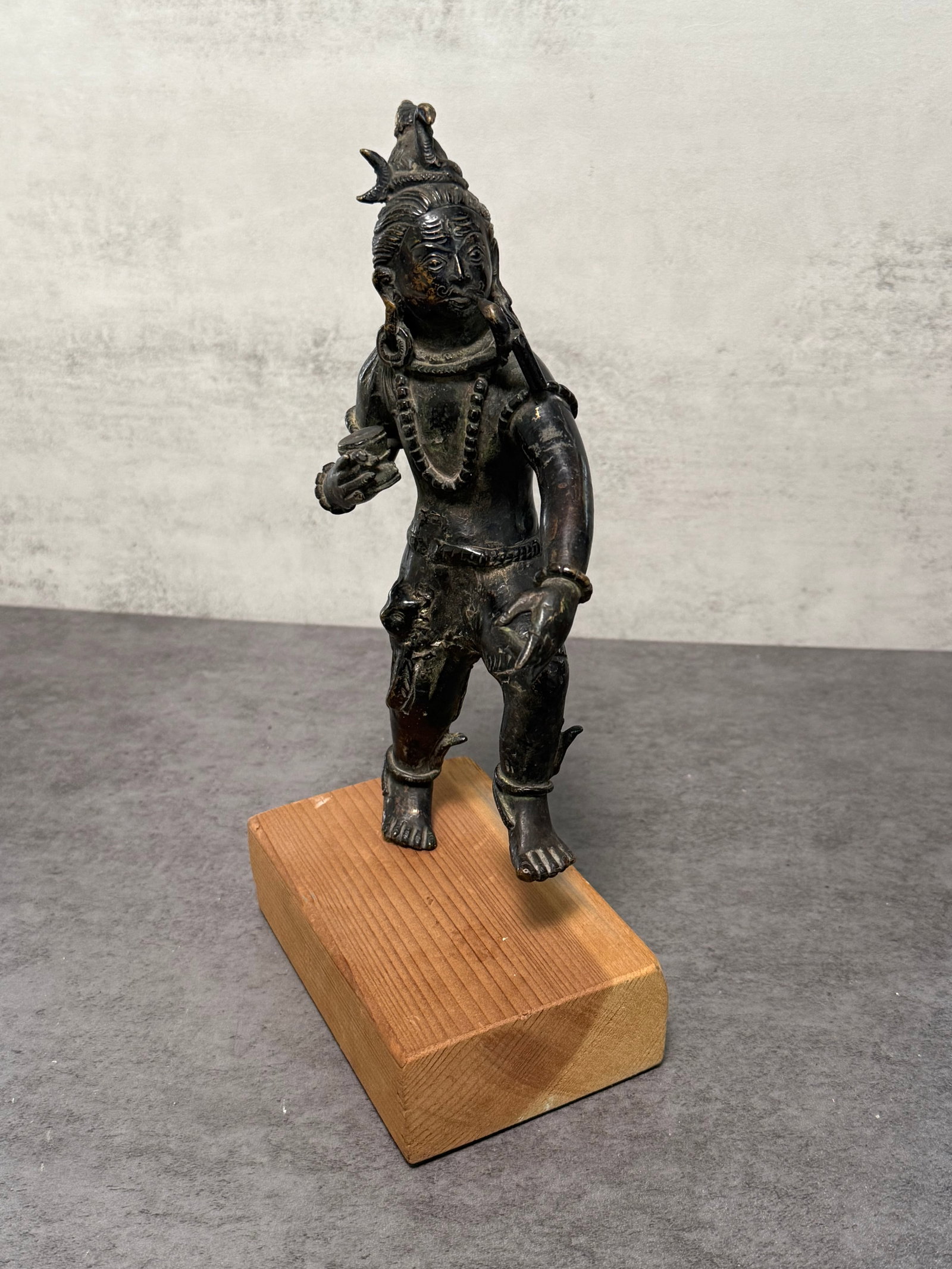 BRONZE FIGURAL SCULPTURE OF A DANCING DEITY - 2