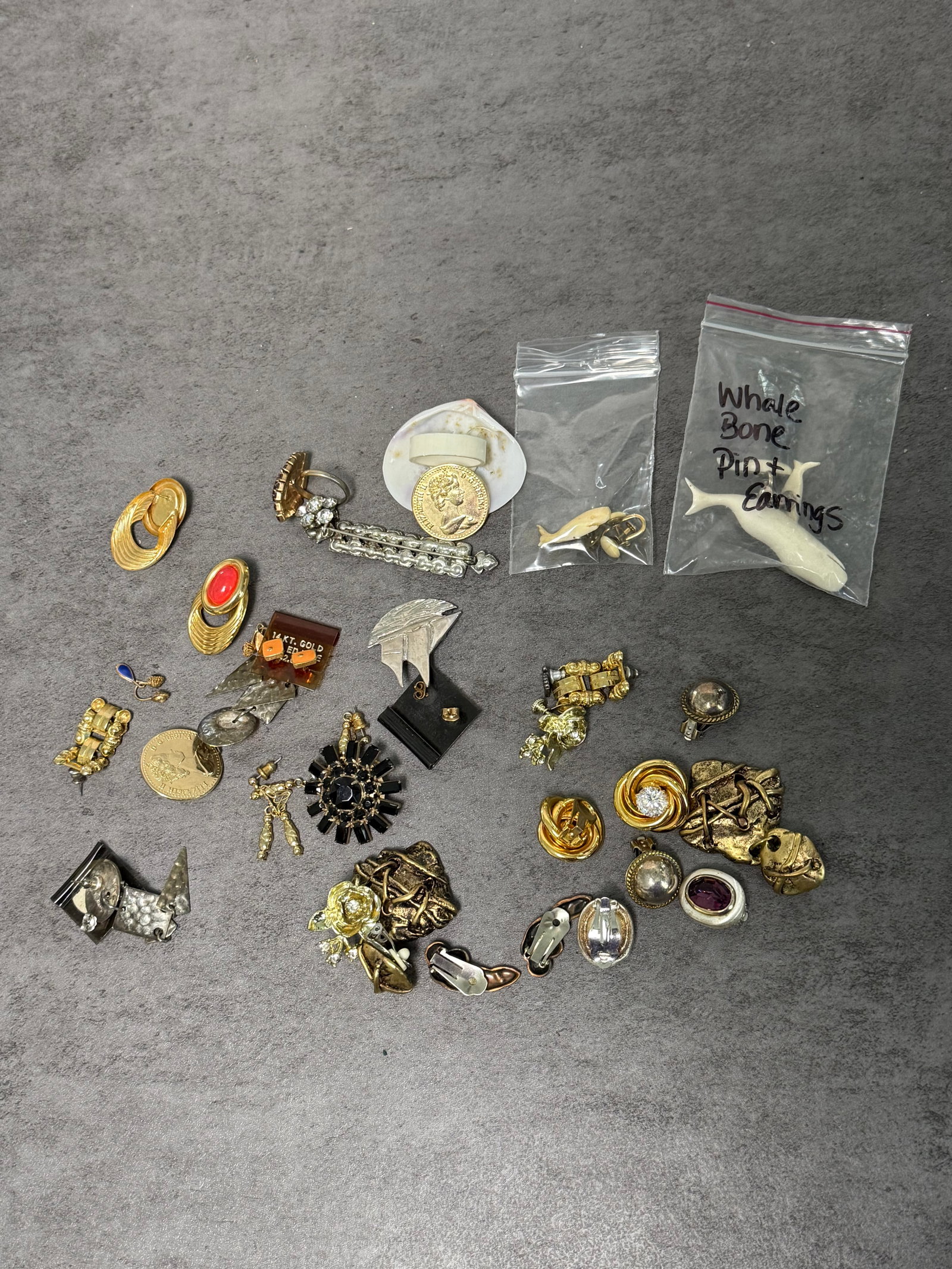 GROUP OF VINTAGE COSTUME JEWELRY & ACCESSORIES (1 of 1)