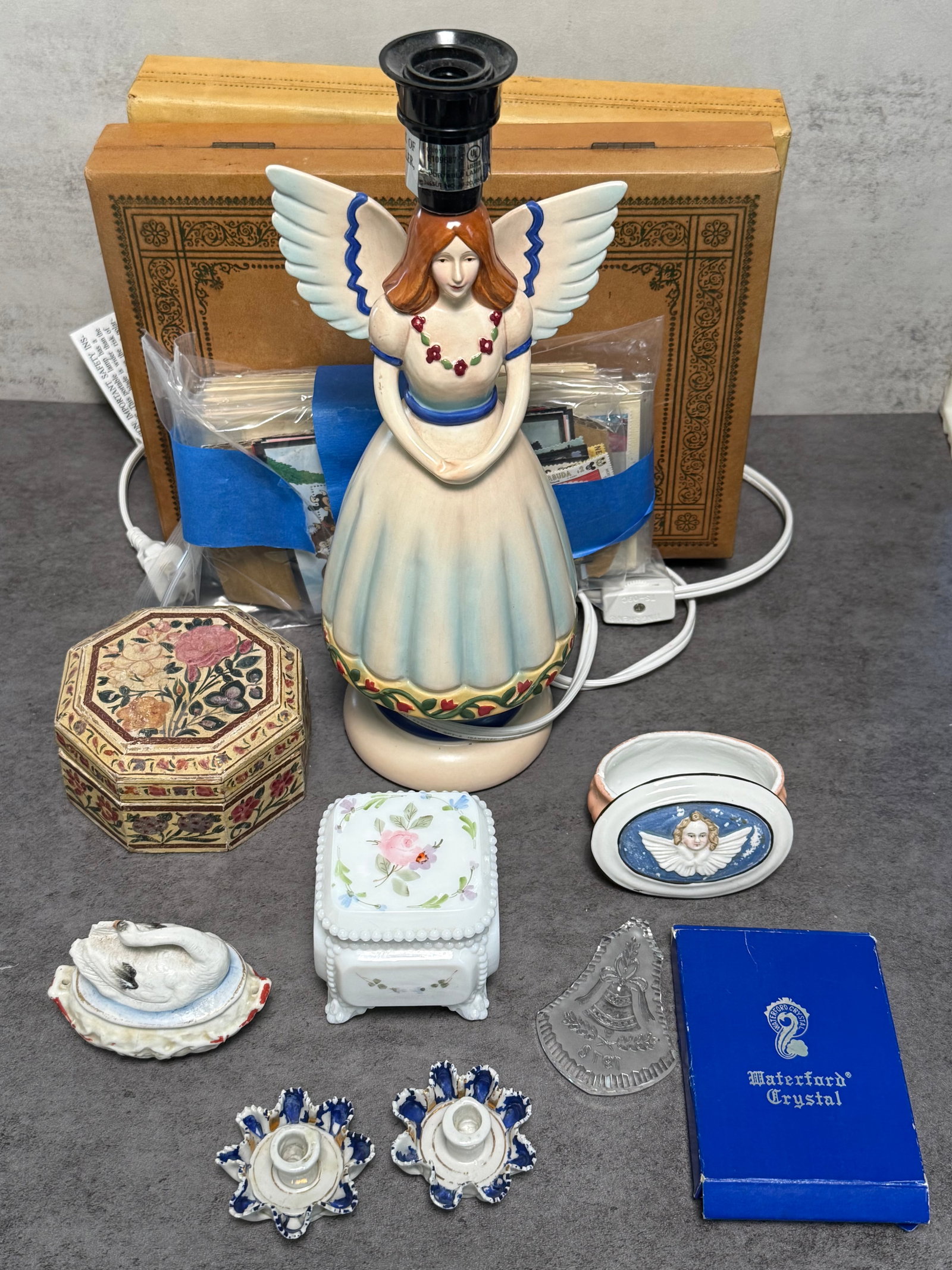 GROUP OF DECORATIVE PORCELAIN, CRYSTAL & ANGEL FORM TABLE LAMP (1 of 2)