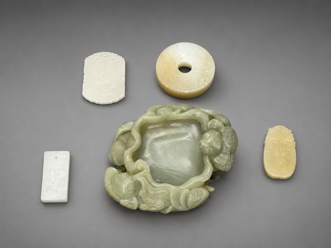 GROUP OF FIVE CHINESE CARVED JADE (1 of 4)