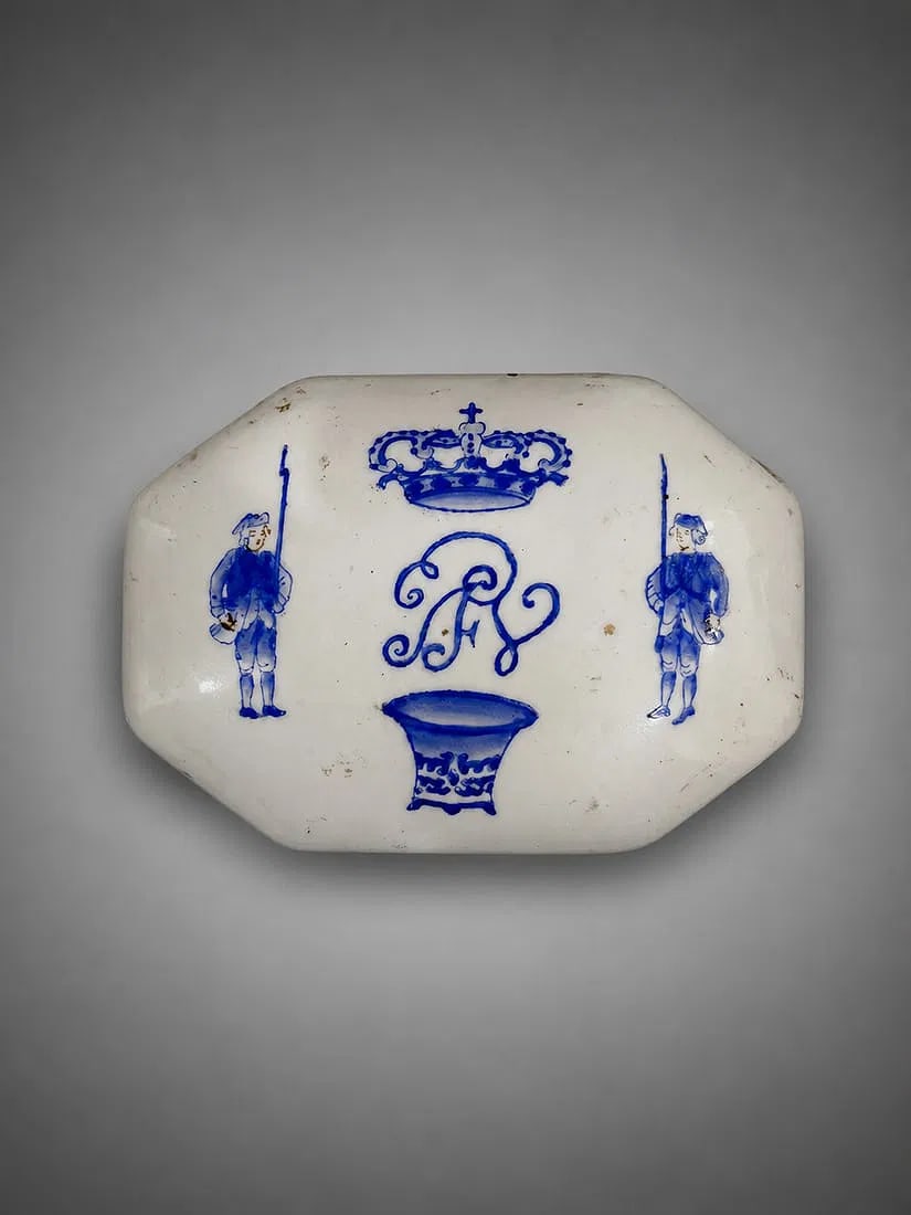 Chinese Export Porcelain Armorial Tea Caddy or Covered Box, Huarong Tang Mark, Early 20th Century: Chinese export porcelain covered tea caddy featuring a cobalt blue armorial-style decoration with a crowned monogram, standing guards, and a decorative vase motif. Produced for the European export mar