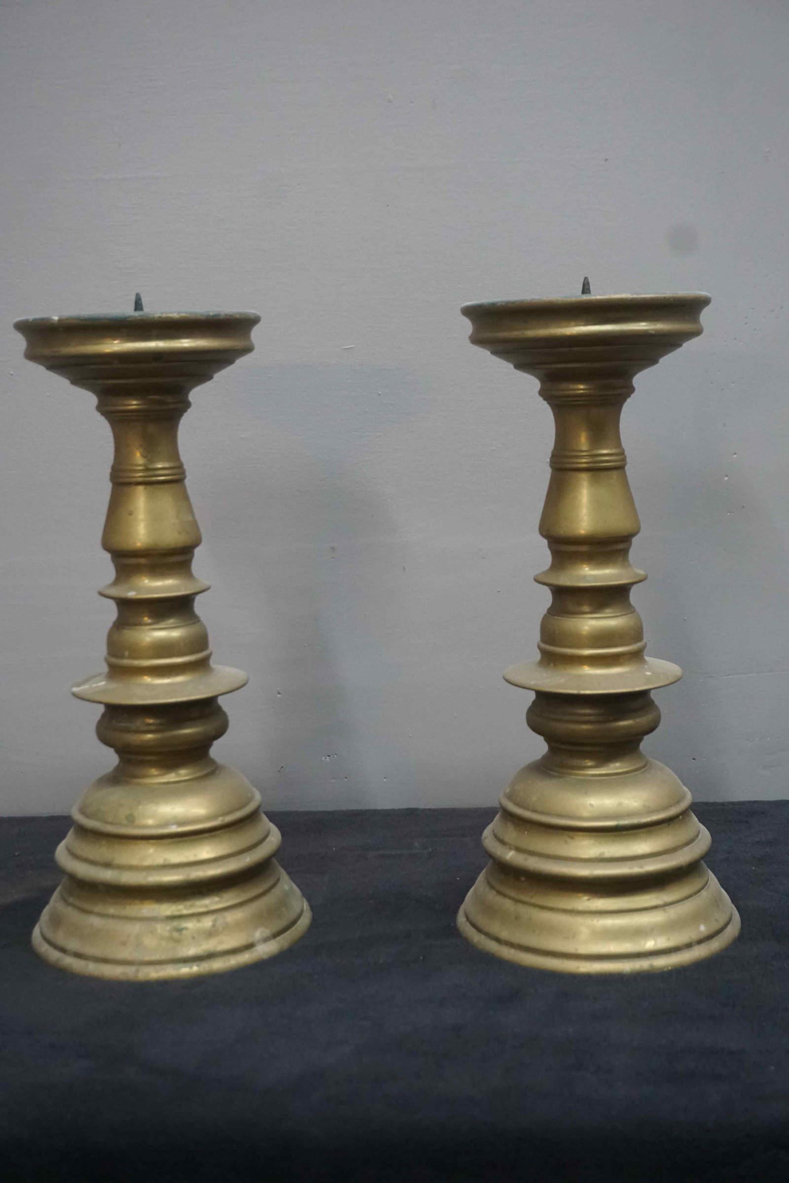 Pair of bronze candlesticks. Flanders, 18th century H32: Pair of bronze candlesticks. Flanders, 18th century H32