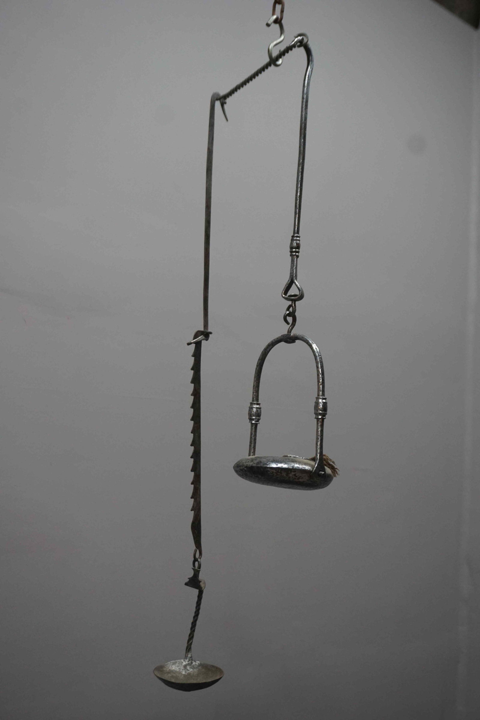 Pair of oil lamps in wrought iron, hanging from a cremailliere on one side and a decorative forged (1 of 8)