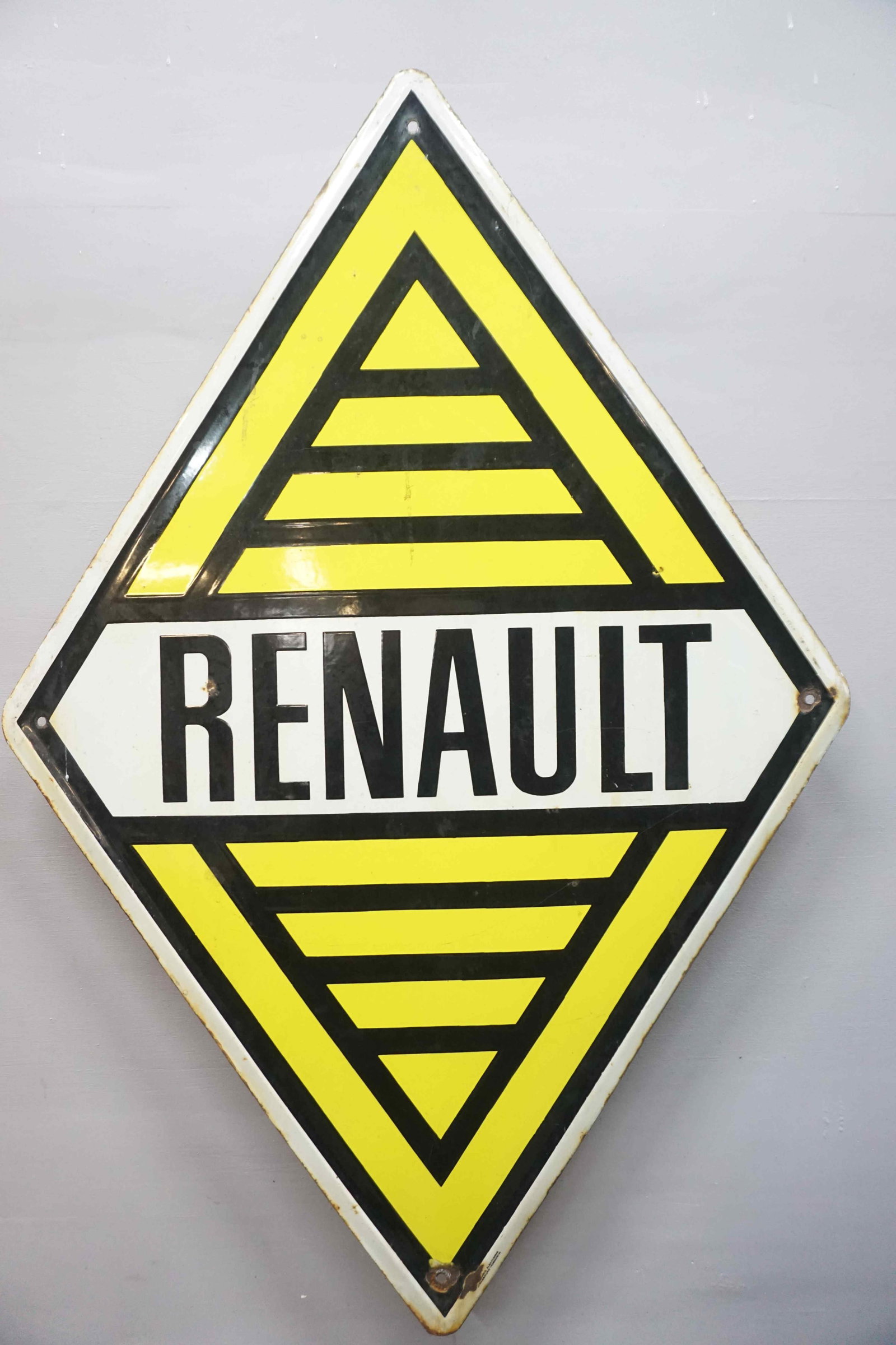 Enamel Sign: Enamel Sign Brand: Renault Tax: - Enamel Factory: EMAILLERIE ALSACIENNE STRASBOURG-HOENHEIM Dimensions: H116x78