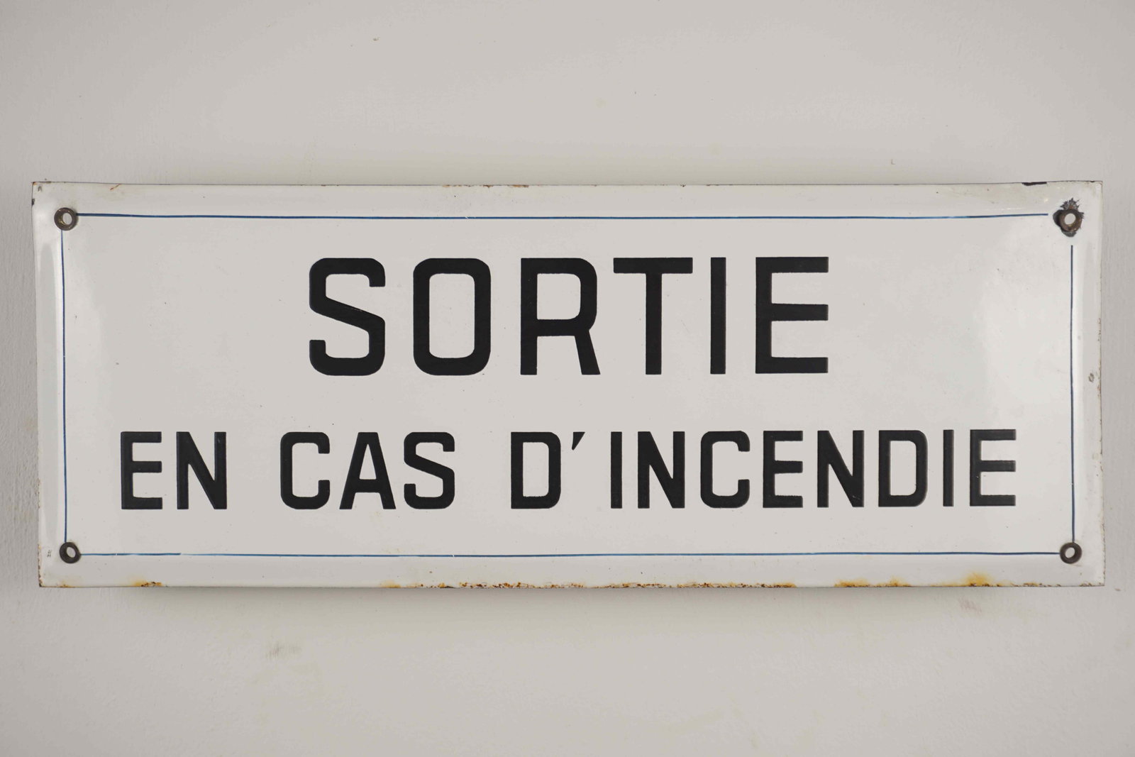 Enamel Sign: Enamel Sign Brand: Sortie en cas dincendie Tax: - Enamel Factory: - Dimensions: H16x42