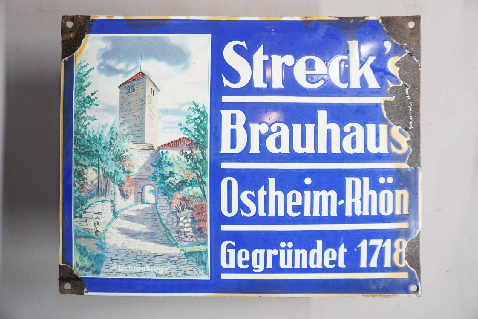 Convex Enamel Sign: Convex Enamel Sign Brand: Strecks Brauhaus Ostheim-Rhön Gegründet 1718 Tax: - Enamel Factory: Plakatfabrik Königsee-Thür Dimensions: H35x45