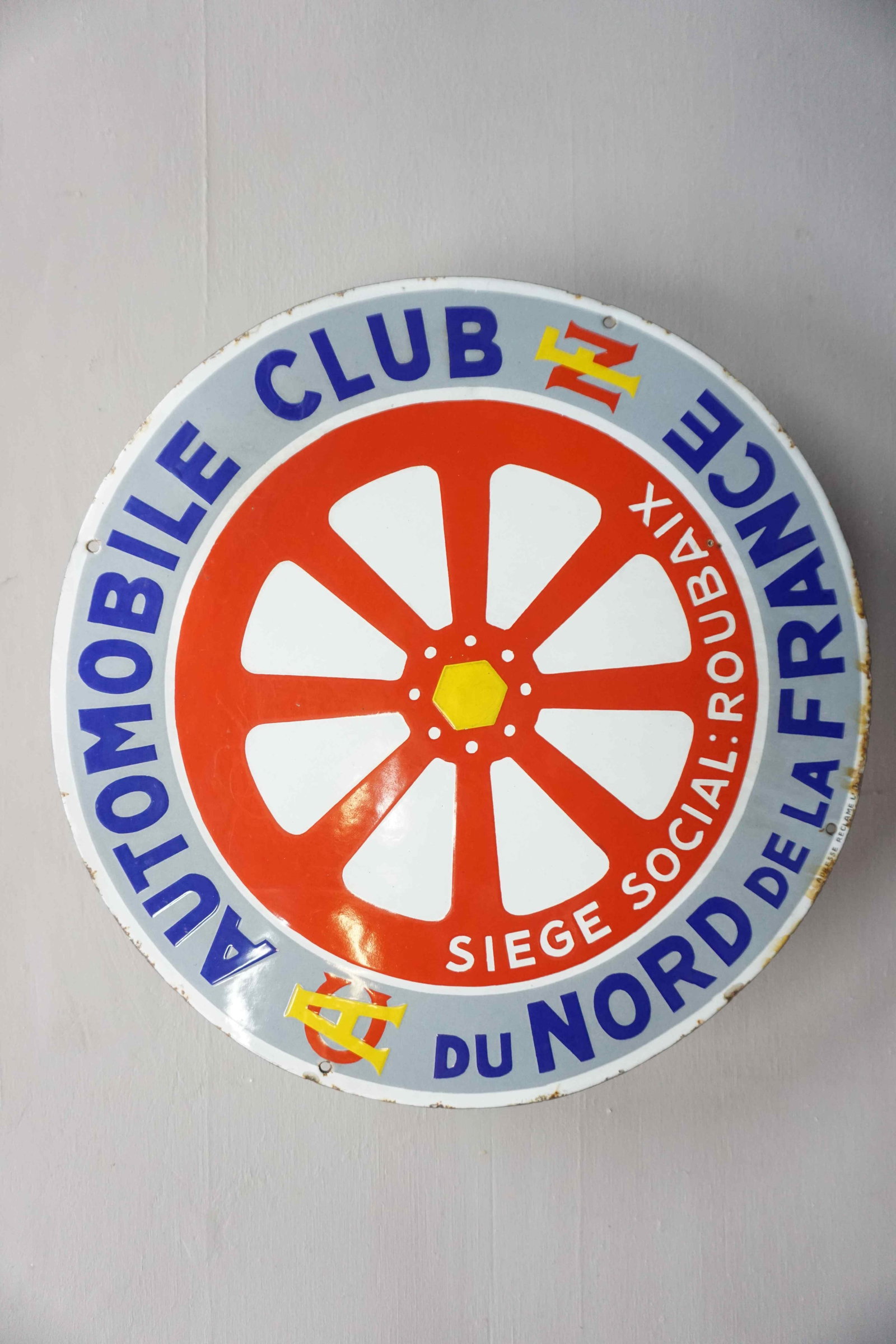 Convex Enamel Sign: Convex Enamel Sign Brand: automobile club du nord de la france Tax: - Enamel Factory: ADRESSE RECLAME LILLE Dimensions: ø48,5