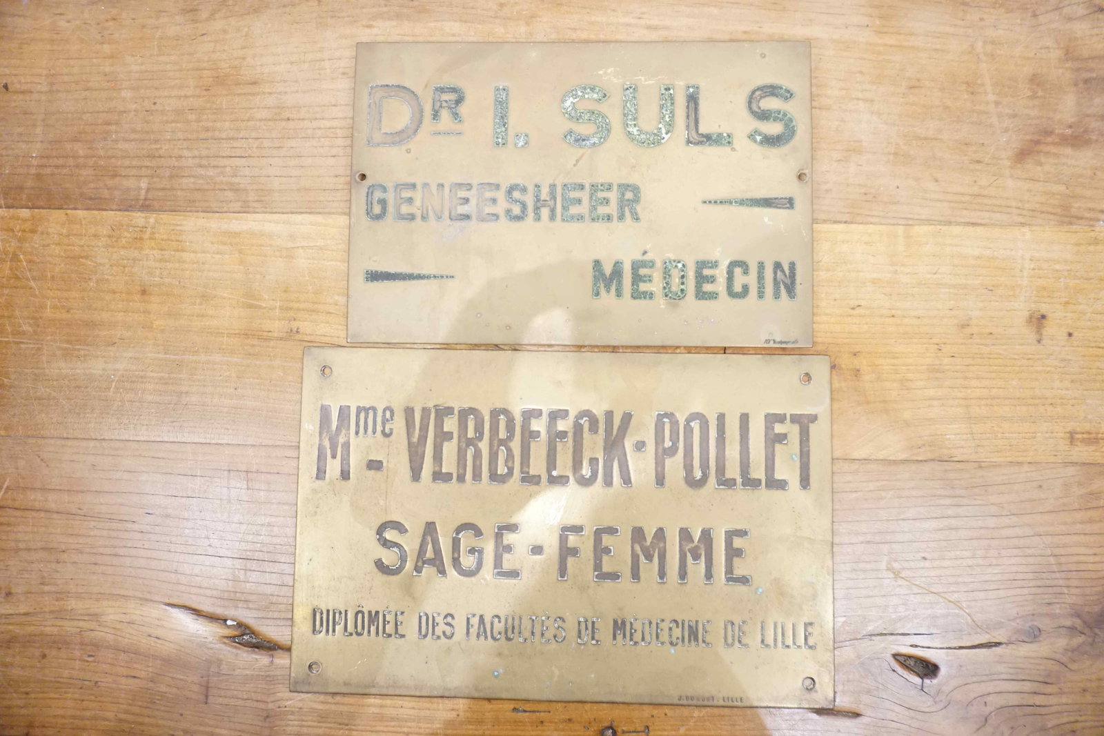 Lot (2) nameplates in brass: Lot (2) nameplates in brass Dimensions: H22/20x34/30
