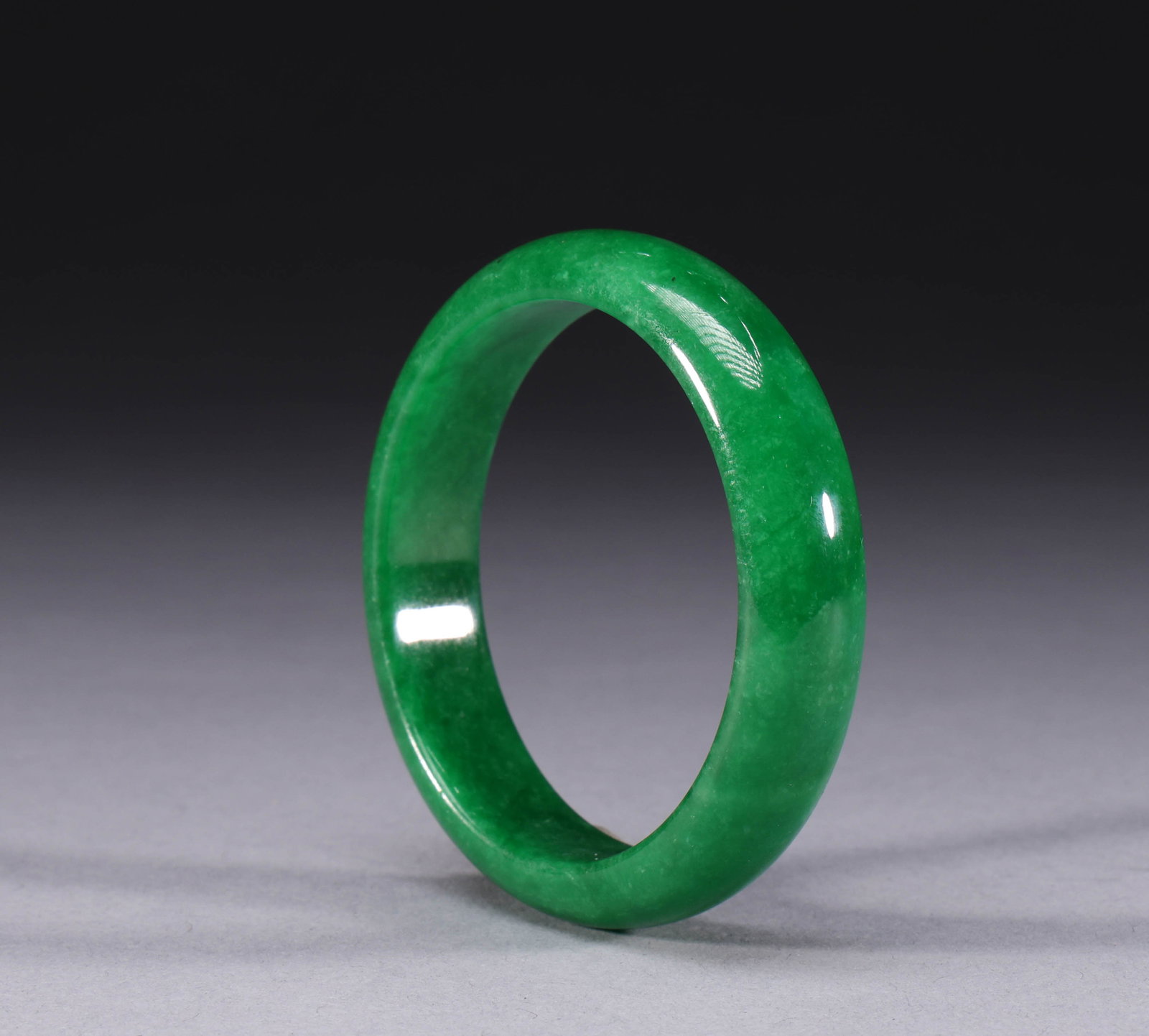 Qing Dynasty Jade Bracelet: Diameter: 5.6cm, weight: 56g