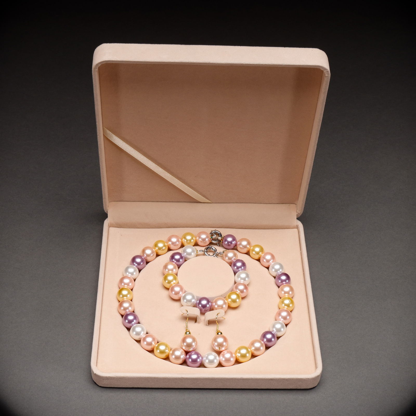 Qing Dynasty pearl necklace: Diameter: 1.5cm, Weight: 190g