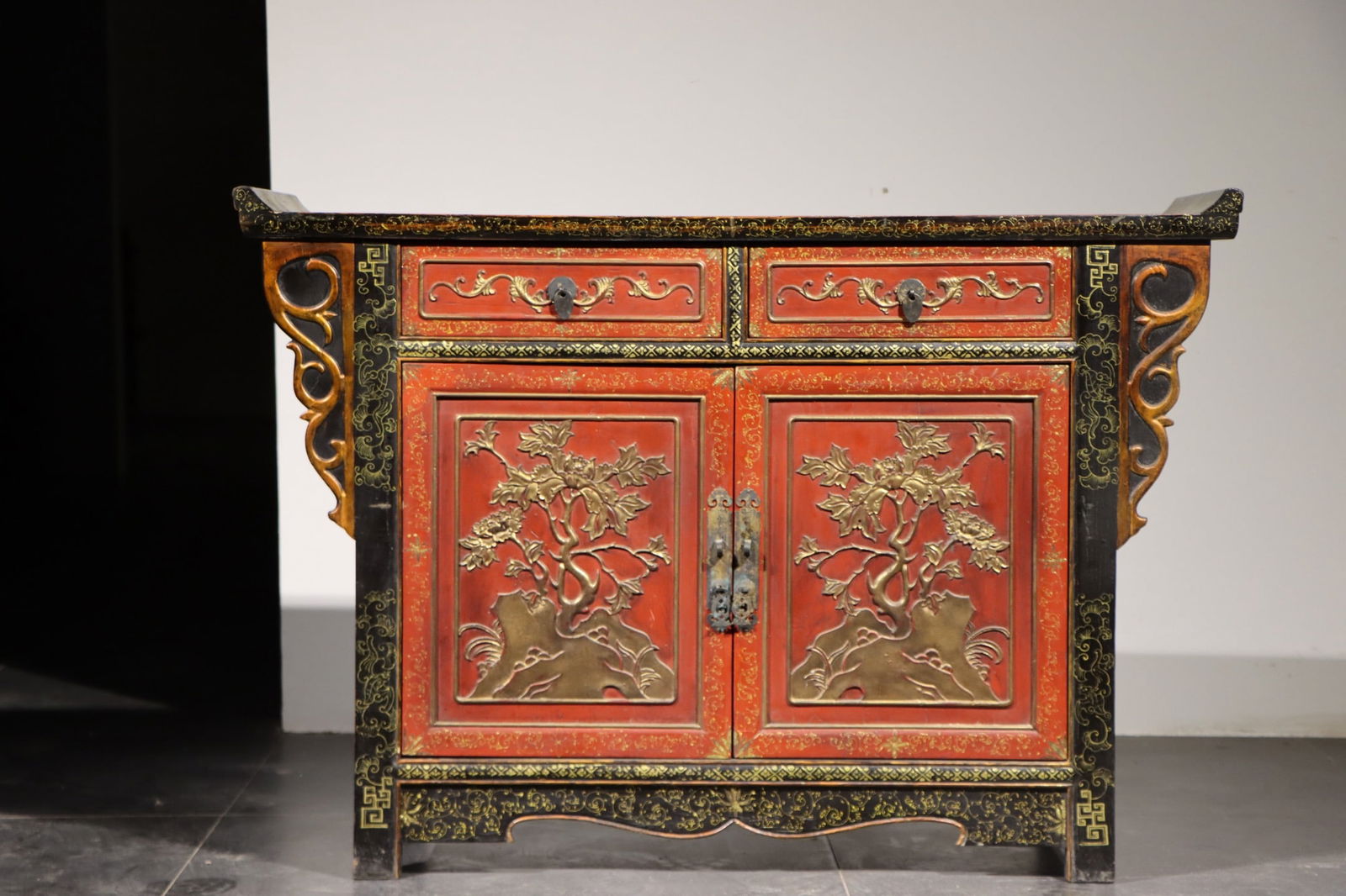 Qing Dynasty lacquer wood body gilded altar (1 of 9)