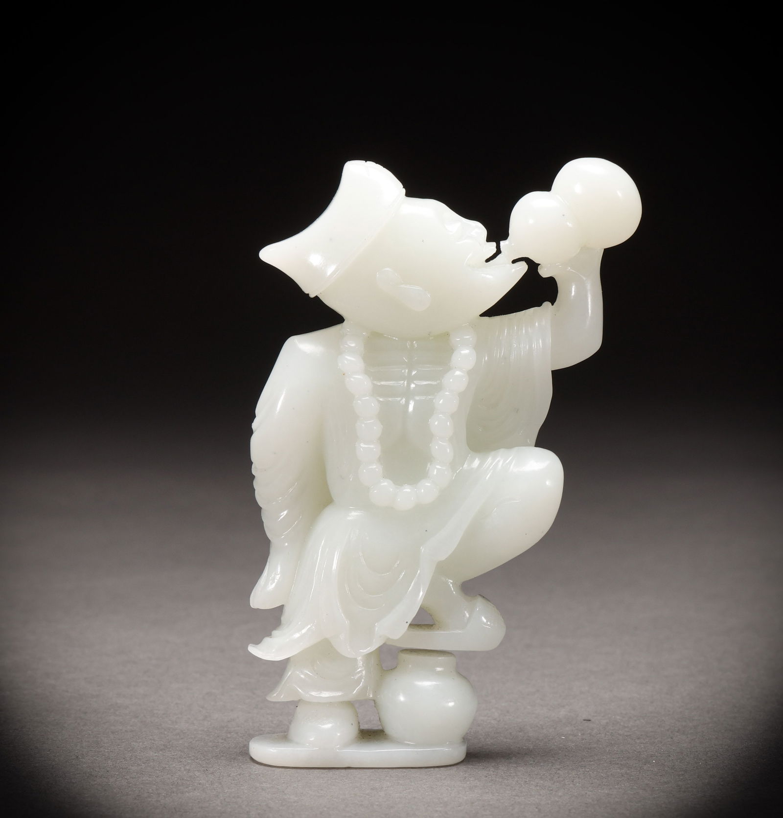 Hotan Jade Jigong in the Qing Dynasty: Height: 9.5cm, Width: 6.2cm, Weight: 128g