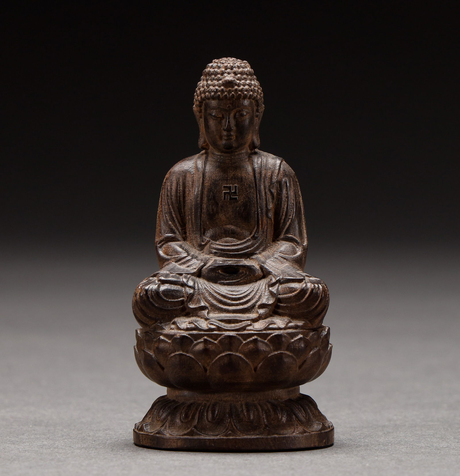 Qing Dynasty agarwood statue of Shakyamuni Buddha: Height: 7cm, Width: 3.5cm, Weight: 34g
