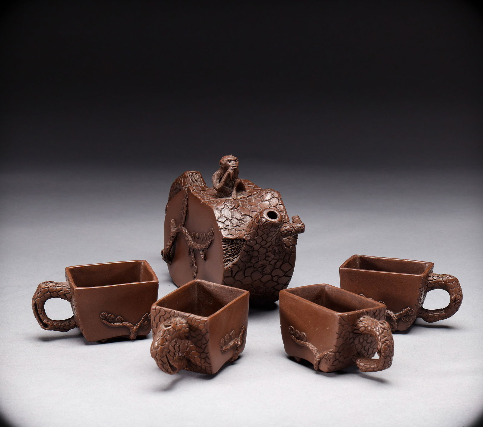 A set of Qing Dynasty purple clay teapots: Height: 11.5cm, Width: 19cm, Weight: 707g