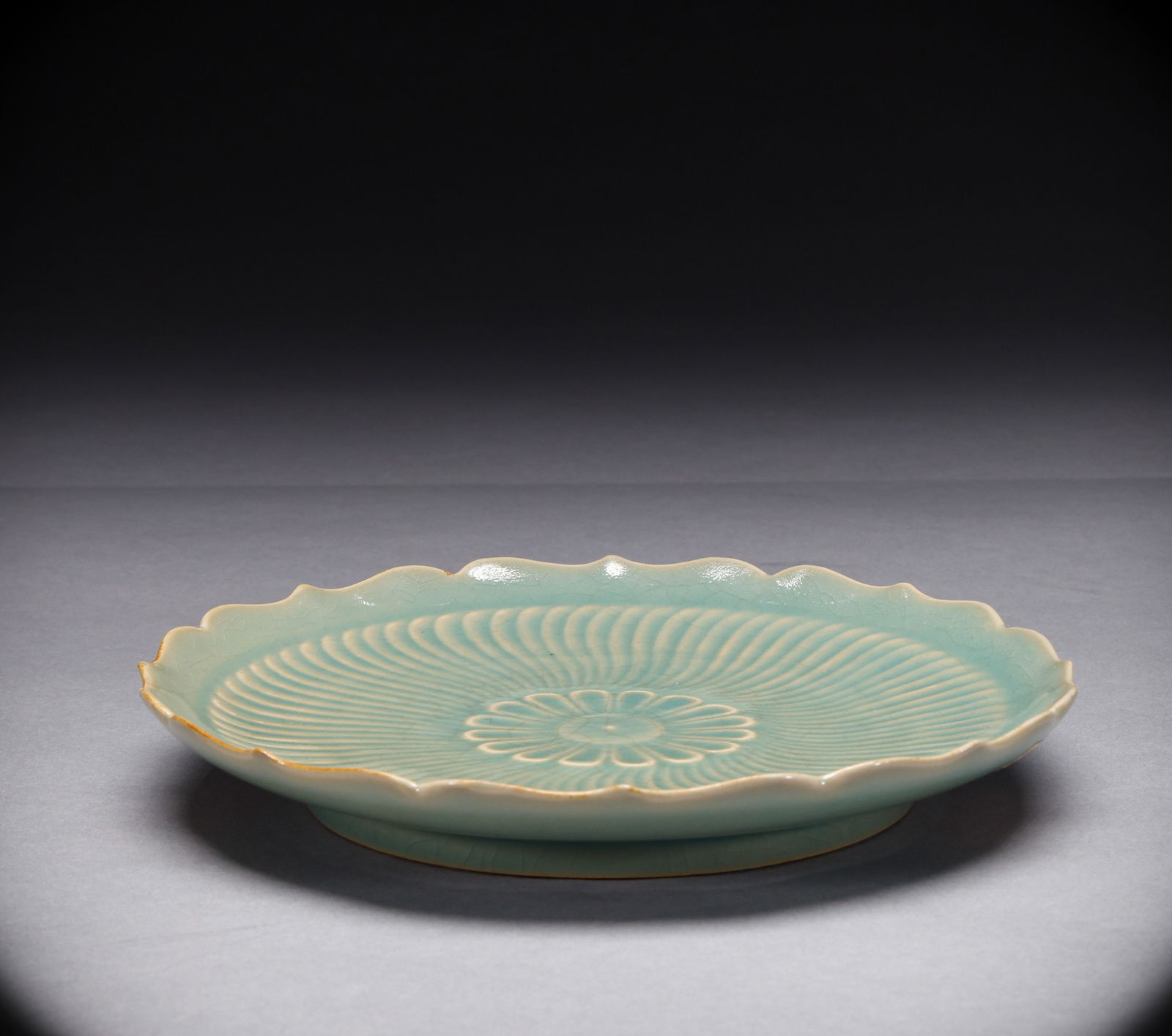 Before the Ming Dynasty, Ru kiln chrysanthemum patterned plates (1 of 7)