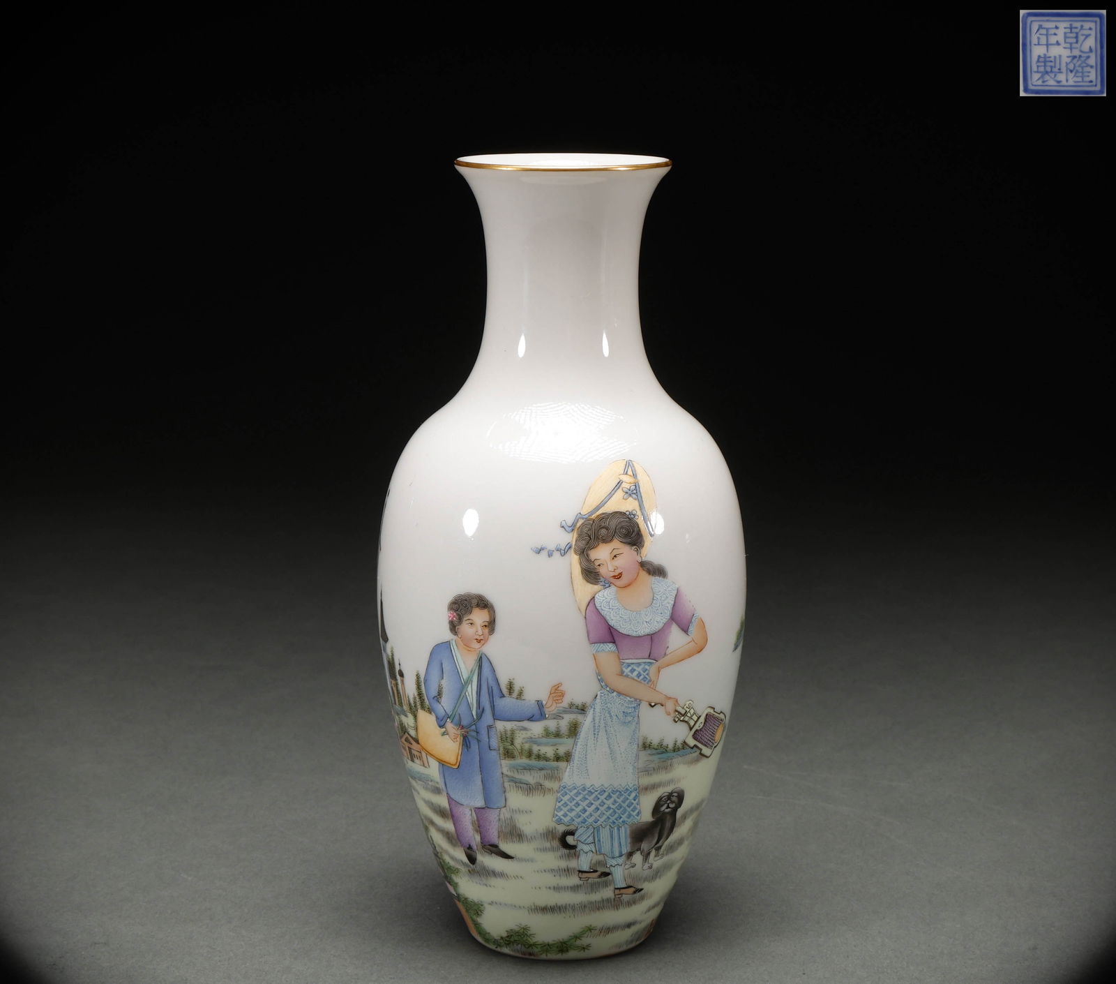 Qing Dynasty Pink Character Story Bottle (1 of 9)