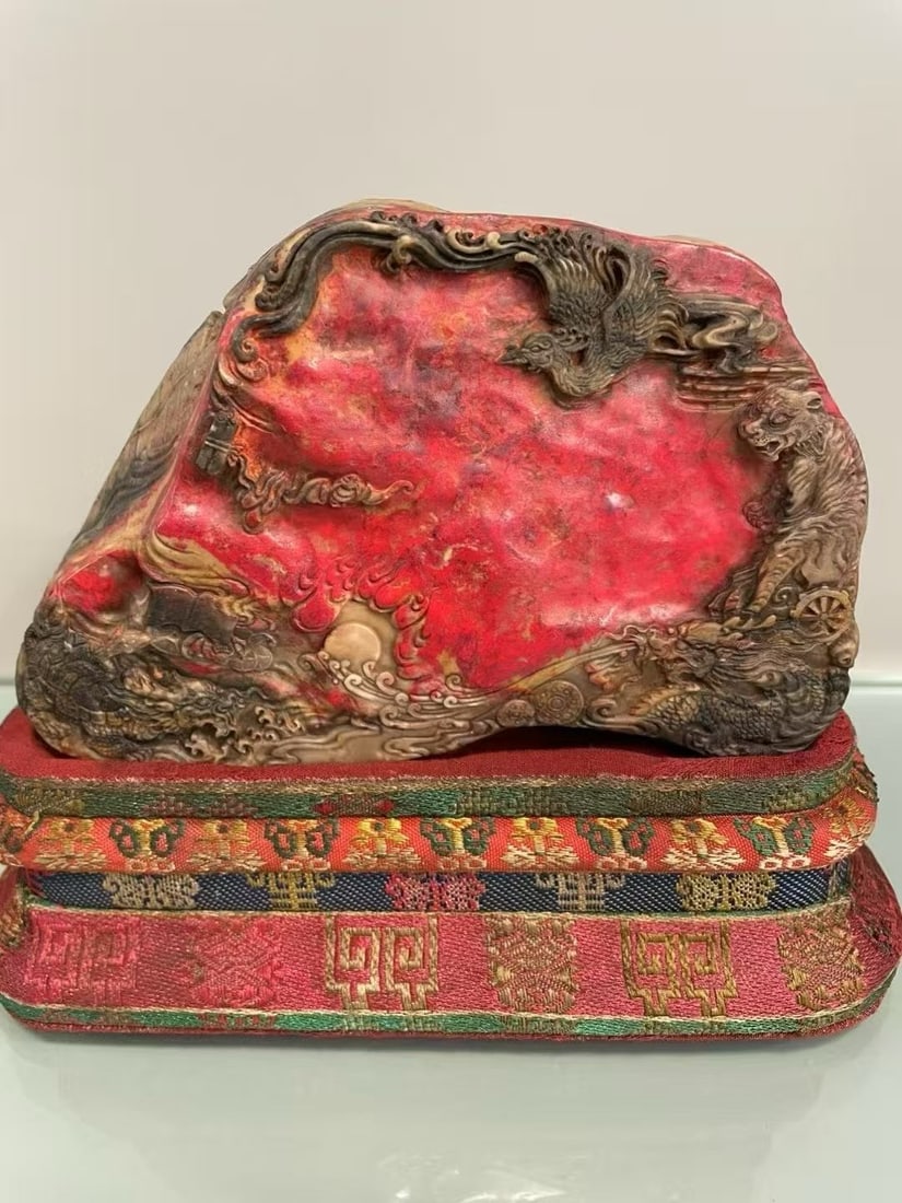 Qing Dynasty Chicken Blood Stone Dragon Phoenix Pattern Mountain: Height: 14cm, Width: 8.8cm, Weight: 649g