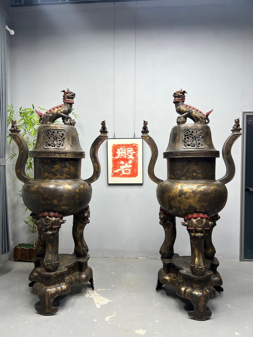 A pair of Qing Dynasty copper gilded super large aroma burners: Height: 216cm, Width: 102cm, Weight: 350000 grams