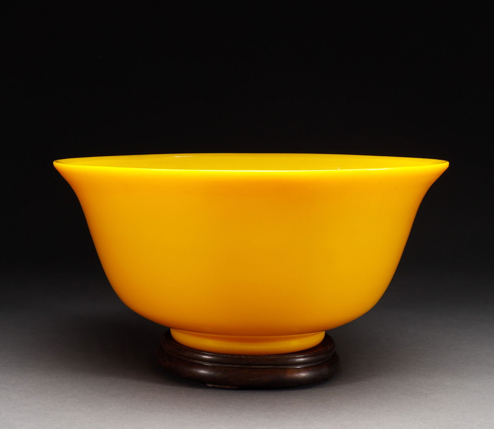 Qing Dynasty yellow glazed bowl (1 of 6)