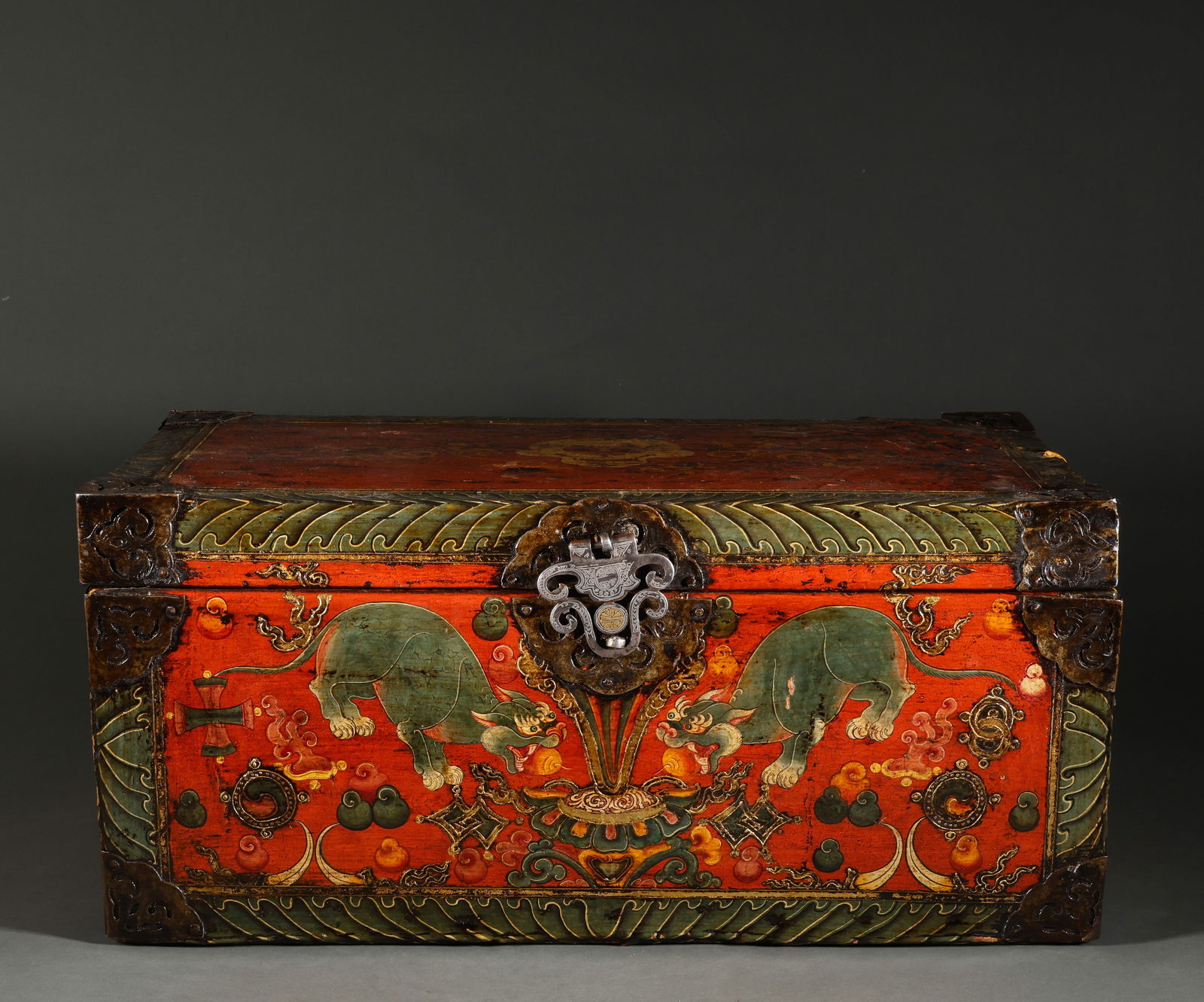 Wooden gilded storage box from the Qing Dynasty (1 of 9)
