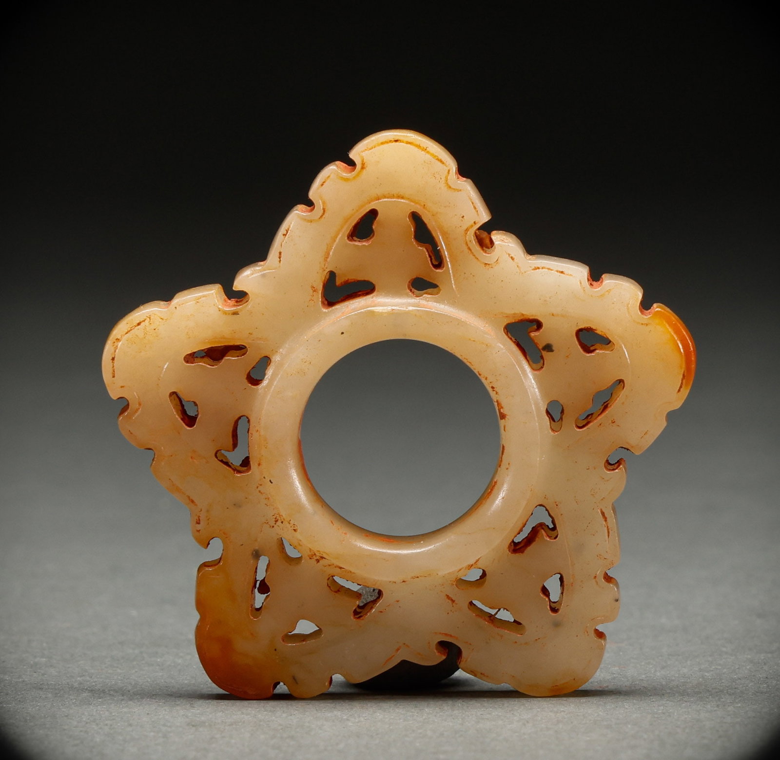 Hetian jade pendant before the Ming Dynasty: Height: 5cm, Width: 5cm, Weight: 27g