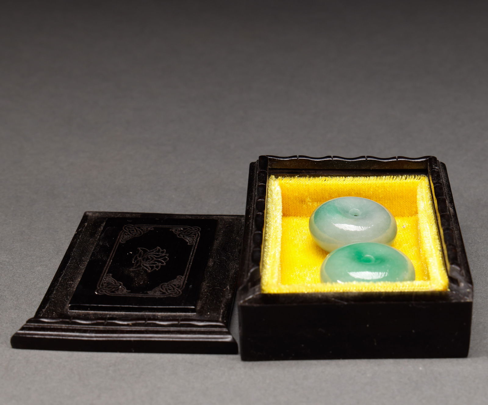 Qing Dynasty jade safety buckle: Height: 2.7cm, width: 1.5cm, weight: 34g