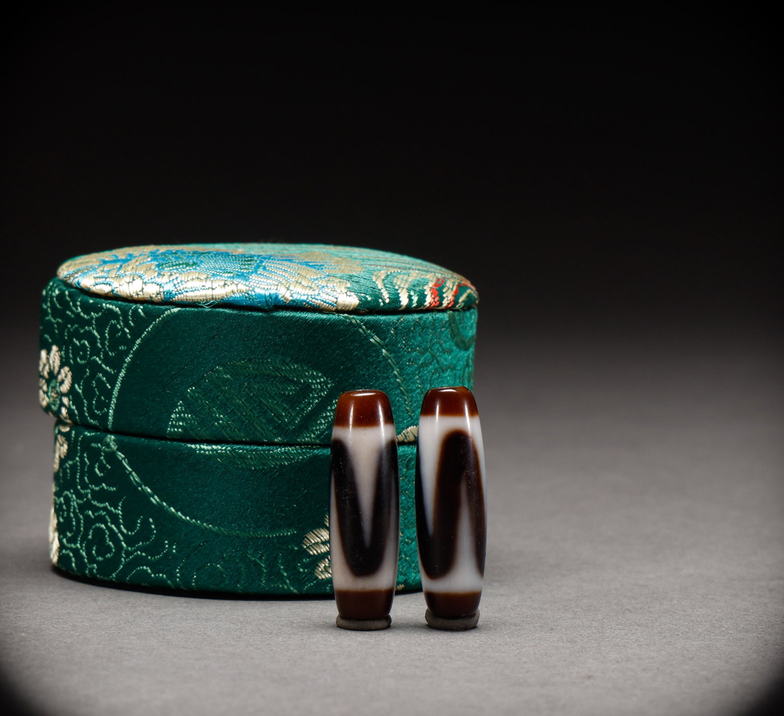 A set of Tiger Teeth Tianzhu from the Qing Dynasty: Height: 3cm, Width: 1.2cm, Weight: 13g