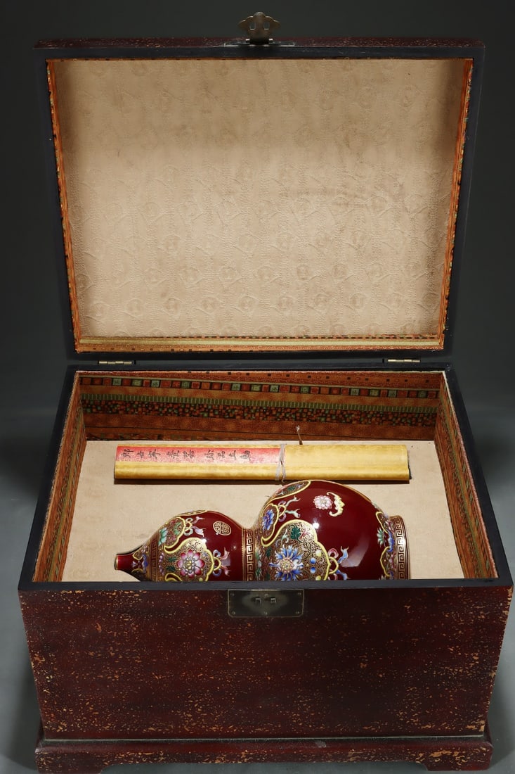 Qing Dynasty enamel flower patterned gourd bottle: Height: 66cm, Width: 32cm