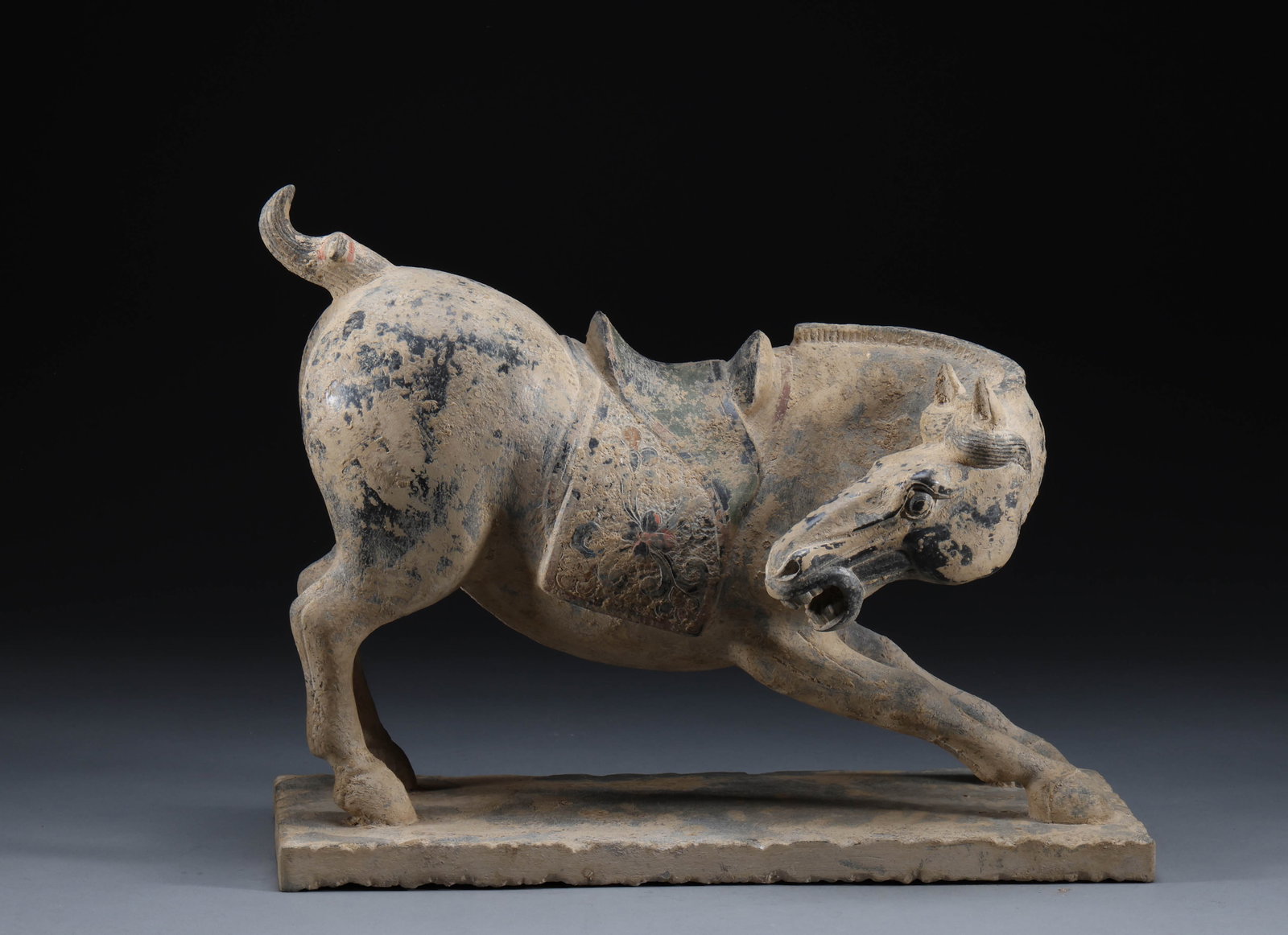 Before the Ming Dynasty, blue stone painted horses: Height: 28cm, width: 39cm, weight: 11592g