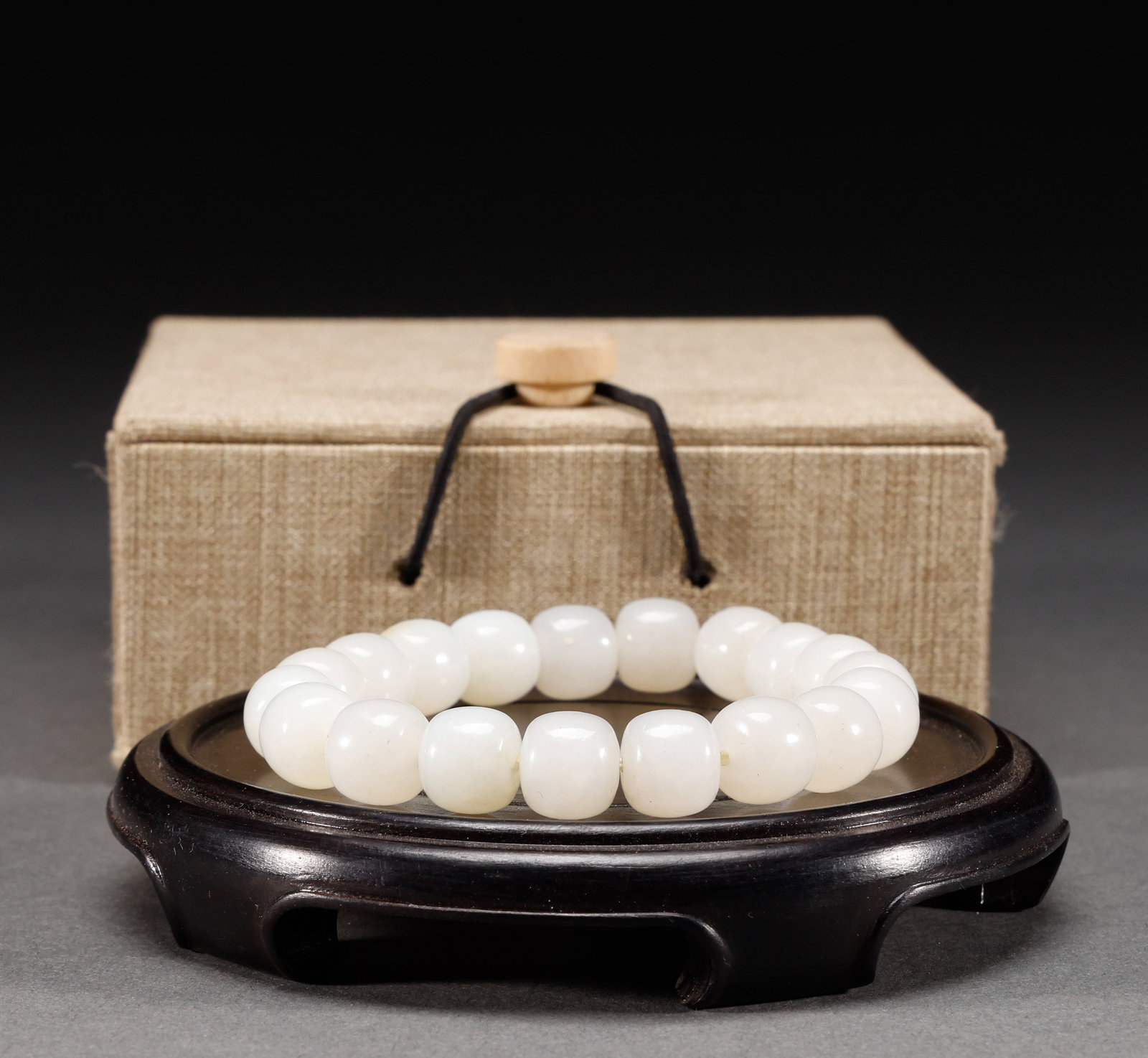 Hetian Jade Hand String in Qing Dynasty: Height: 0.8cm, width: 0.8cm, weight: 64g
