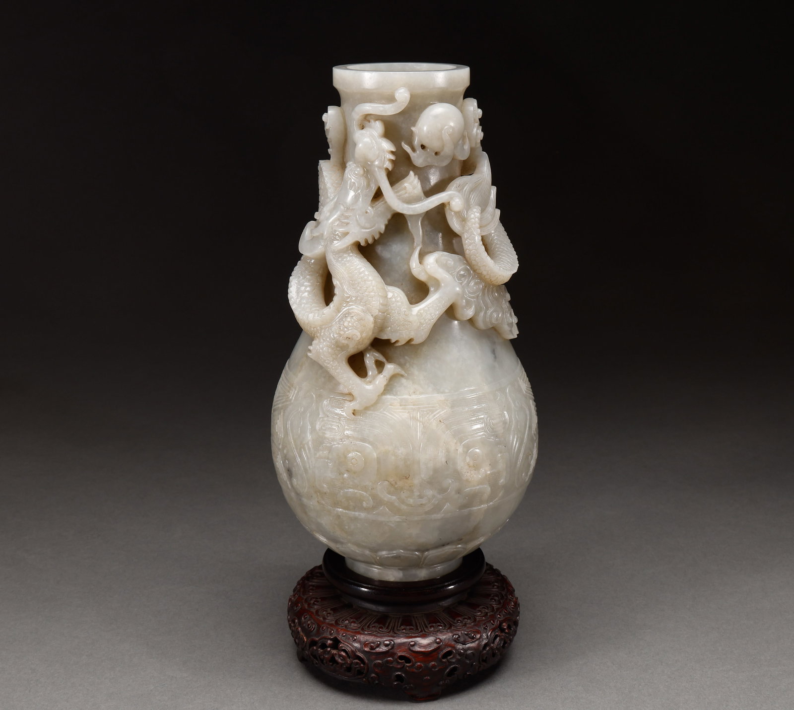 Qing Dynasty Hetian Jade Dragon Vase: Height: 28cm, width: 13cm, weight: 2381g