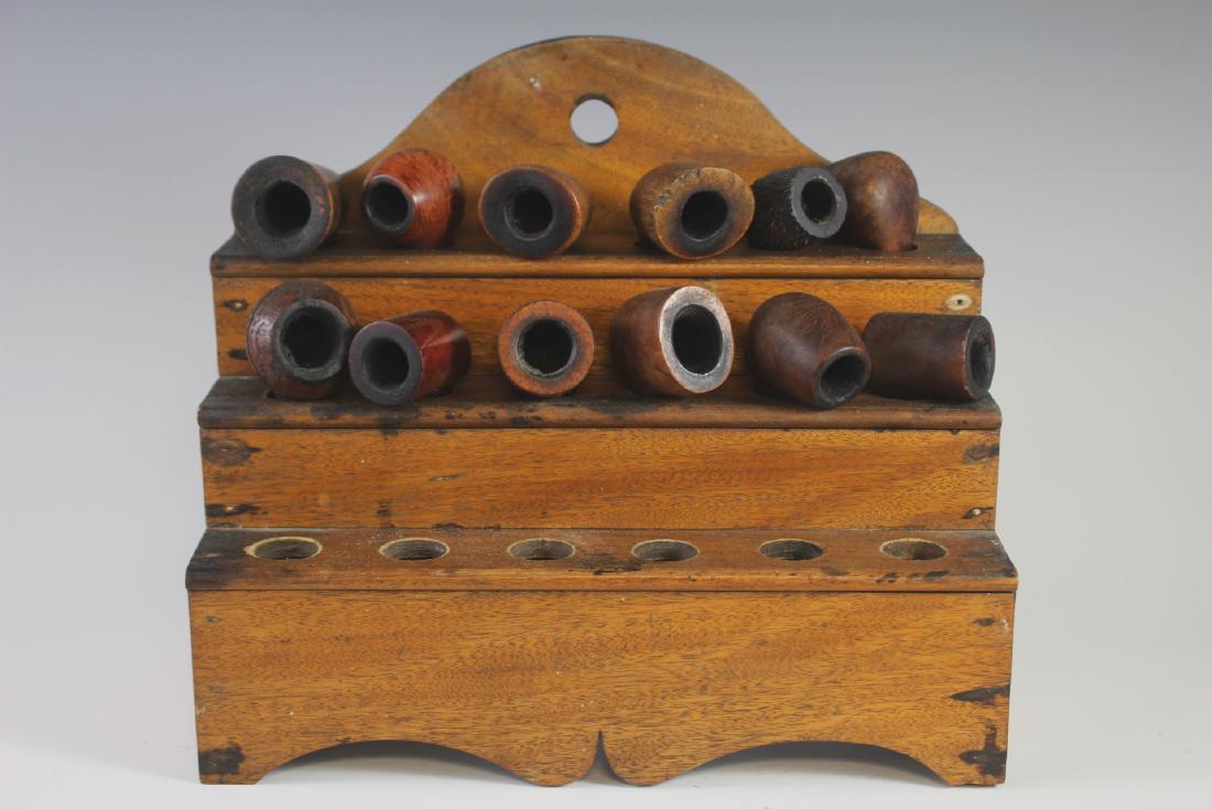 12 Gentlemen Pipes Charatan Estate And Others: Includes Charatan Estate Coronation, four Tim West, Big Ben, F&T, two GBD London and others, rack included. All in good used condition, see photos for details.