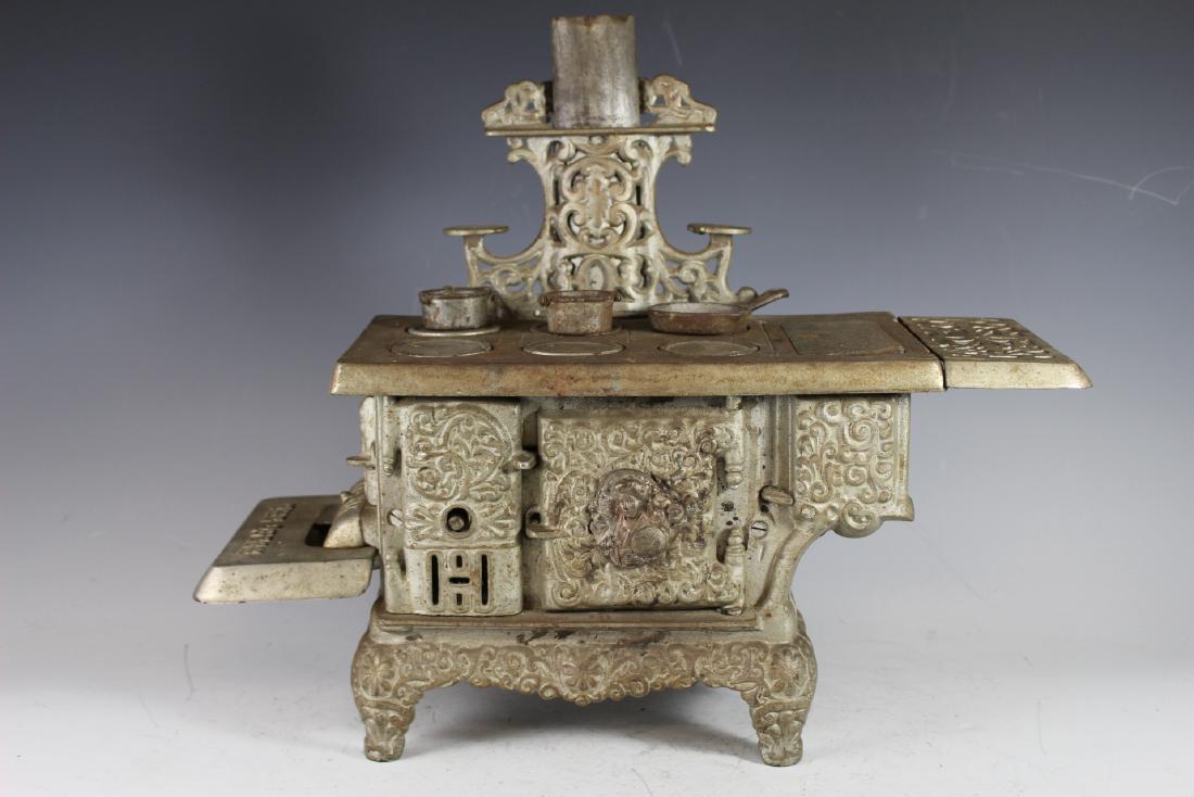 Cast Iron Salesman "The Queen" Stove With Pans (1 of 13)