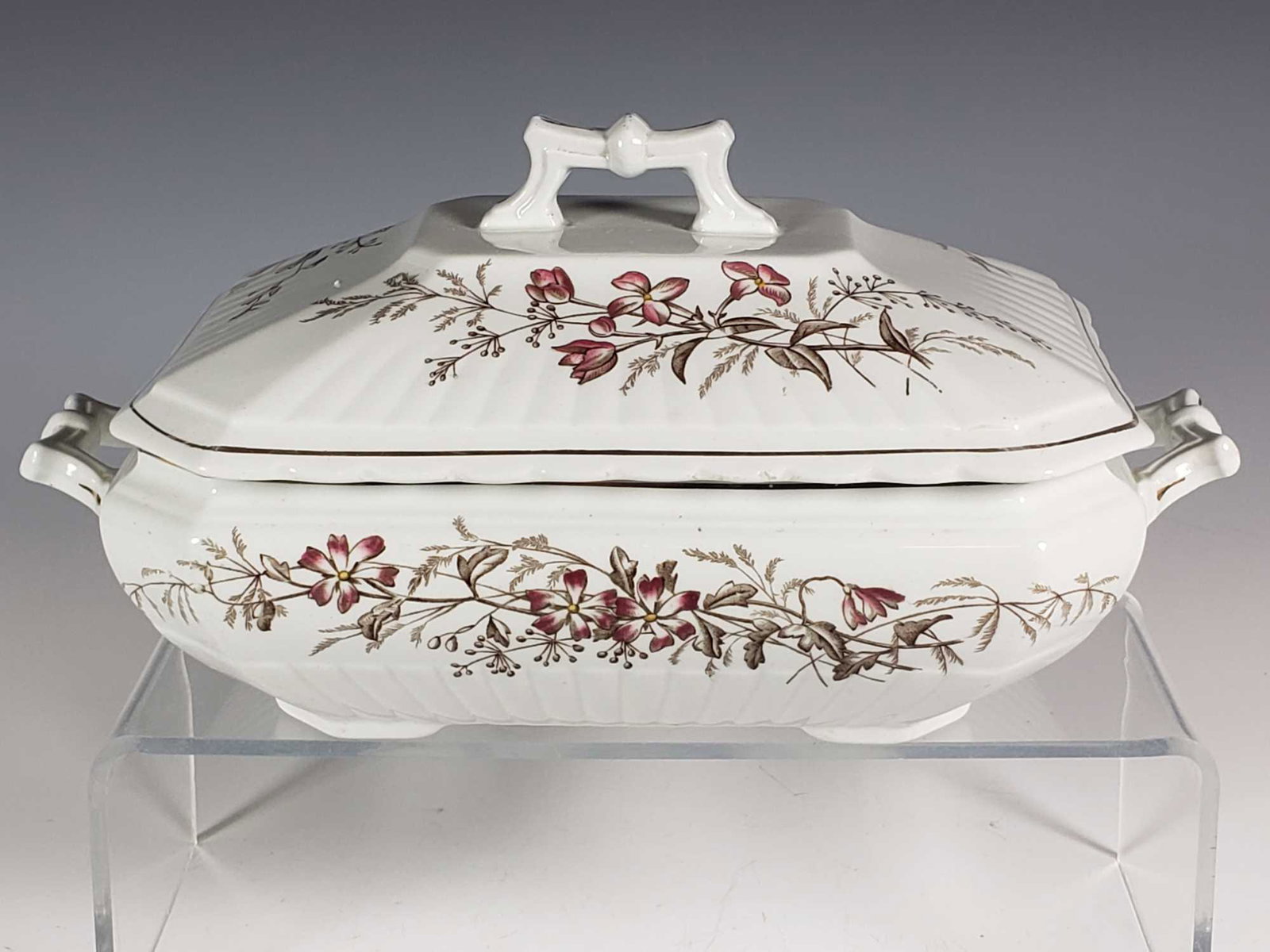Wedgwood and Co Dianthus Tureen: Wedgwood and Co "Dianthus" Ribbed Lidded Tureen. Approx. 5 1/2" tall by 11" wide. In good age appropriate condition, see photos.