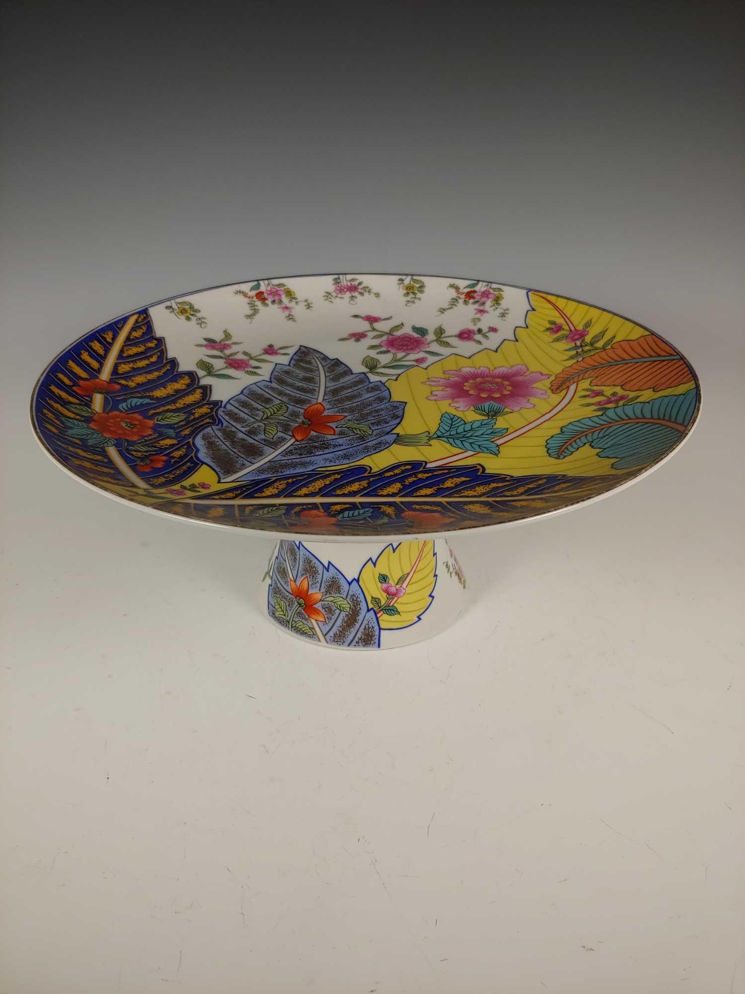 Mid Century Tobacco Leaf Cake Stand By Mann: Mid Century Tobacco Leaf Cake Stand By Mann. Approx. 4 1/2" tall 10 1/2" diameter. In very good condition with no chips or cracks, see photos.