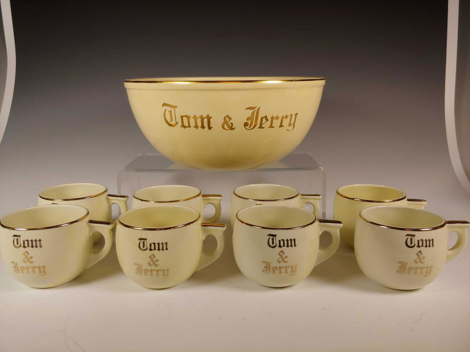 1950's Tom and Jerry Homer Laughlin Punch Bowl Set: Laughlin Homer Mid Century Tom & Jerry Punch Bowl Set with 8 Cups. In good age appropriate condition, see photos.