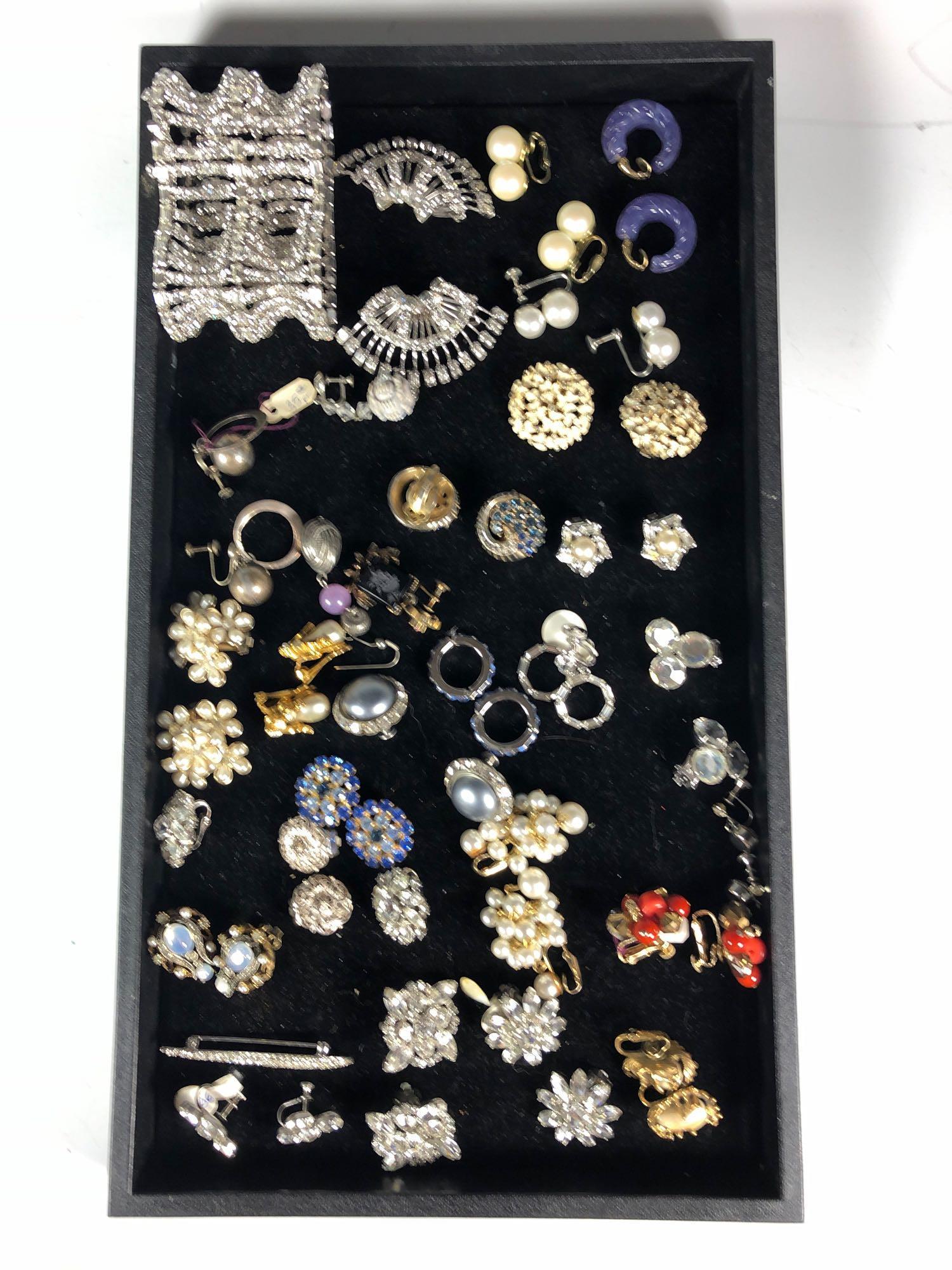 Collection Various Costume Jewelry: Group various costume jewelry including Jomaz, Garne, Trafari, rhinestones pearls and others. Mainly clip earrings included in this lot. See photos.