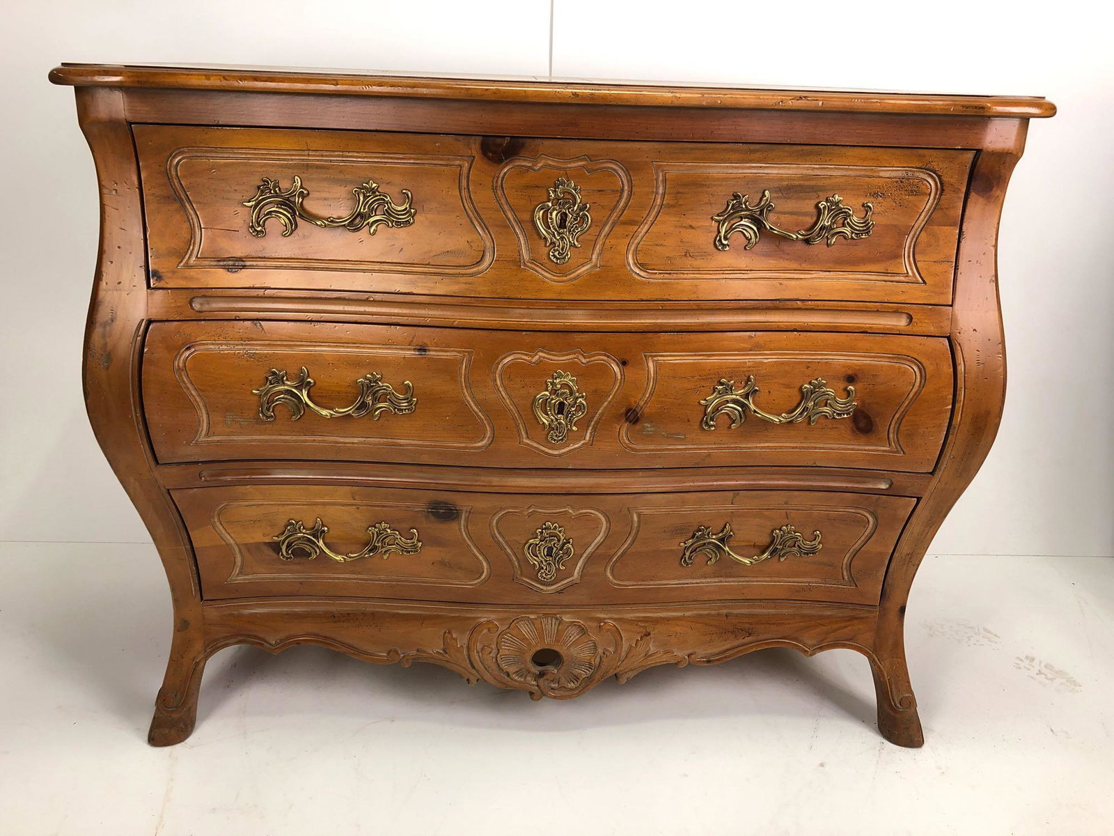 20 th C.Knotty Pine Henredon Regency French Country: 20 th C.Knotty Pine Henredon Regency French Country Bombay Serpentine Chest of Drawers Dresser. Good clean overall condition- please see the photos. Measures approximately 34.5" H x 43" W x 20" D
