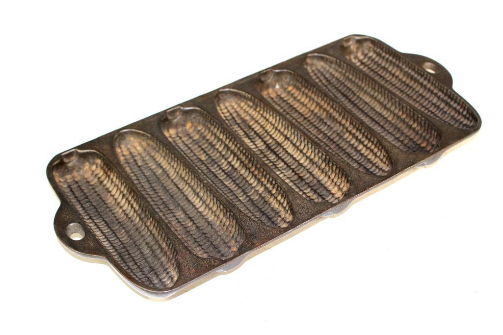 Cast Iron Wagner Corn Bread Pan: Antique 1920 Wagner Ware Sidney 0 "Krusty Korn Kobs" junior cast iron corn bread pan. Approx. 13" over all in good age appropriate condition, see photos.