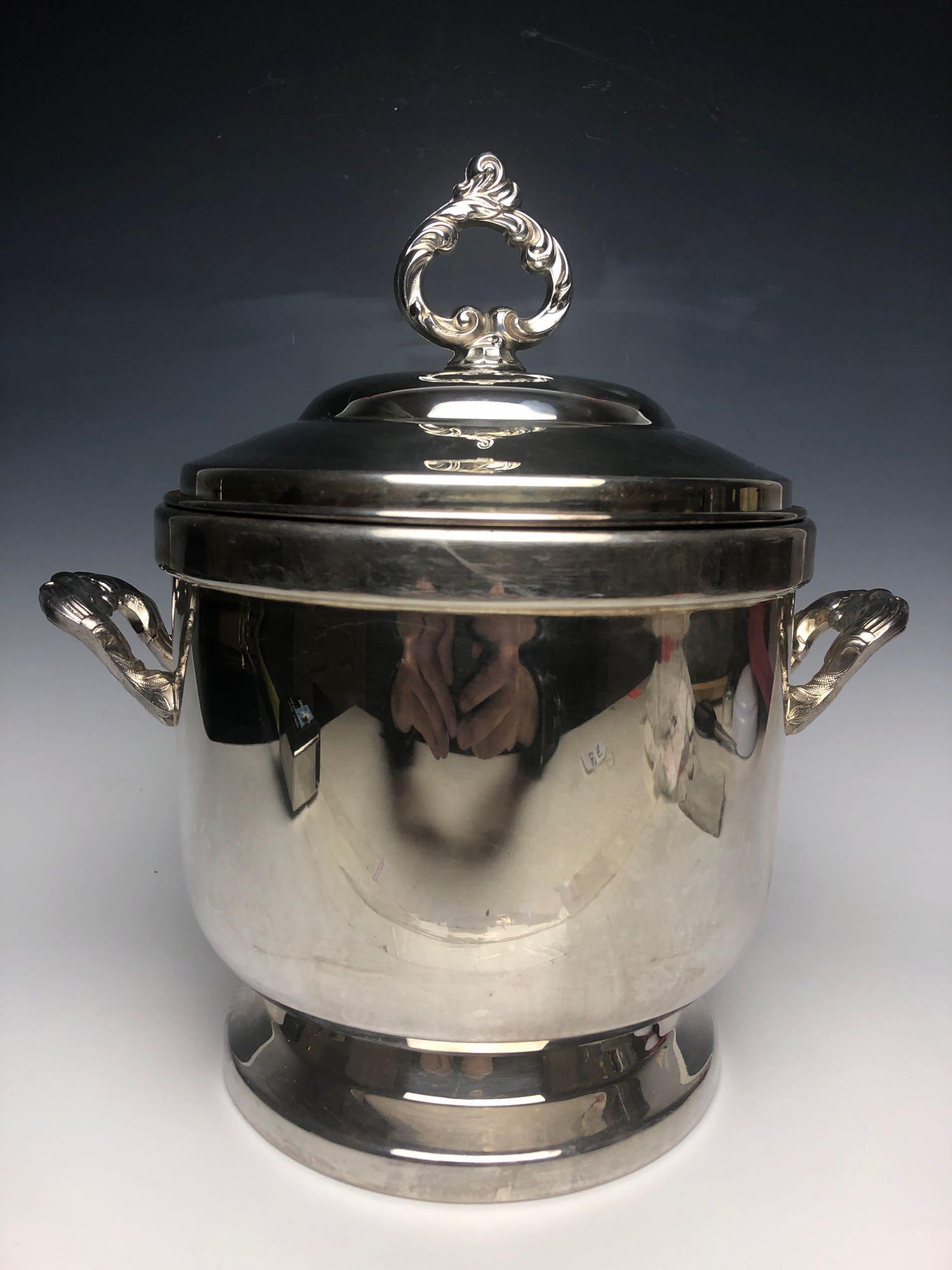 Vintage Silver plate Oneida Castle Court Ice bucket w: Vintage Silver plate Oneida Castle Court Ice bucket w Milk Glass Liner. Good overall condition- could use a polish. Some scratching can be seen up close or under the light. The glass insert does not h